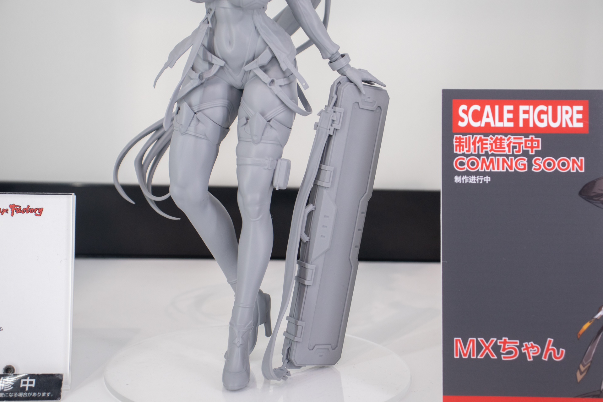 タイトなニーソックスで太ももがより肉感的に