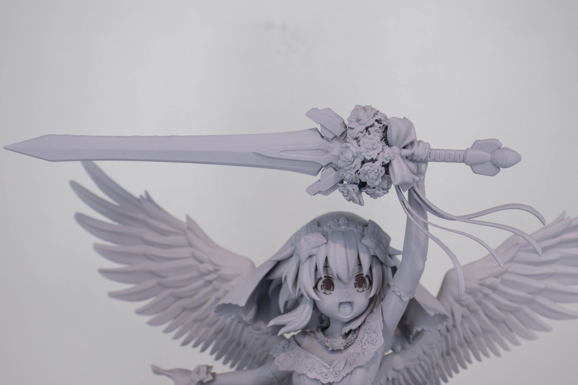 手にしている剣はブーケのような細かな花が造形されている