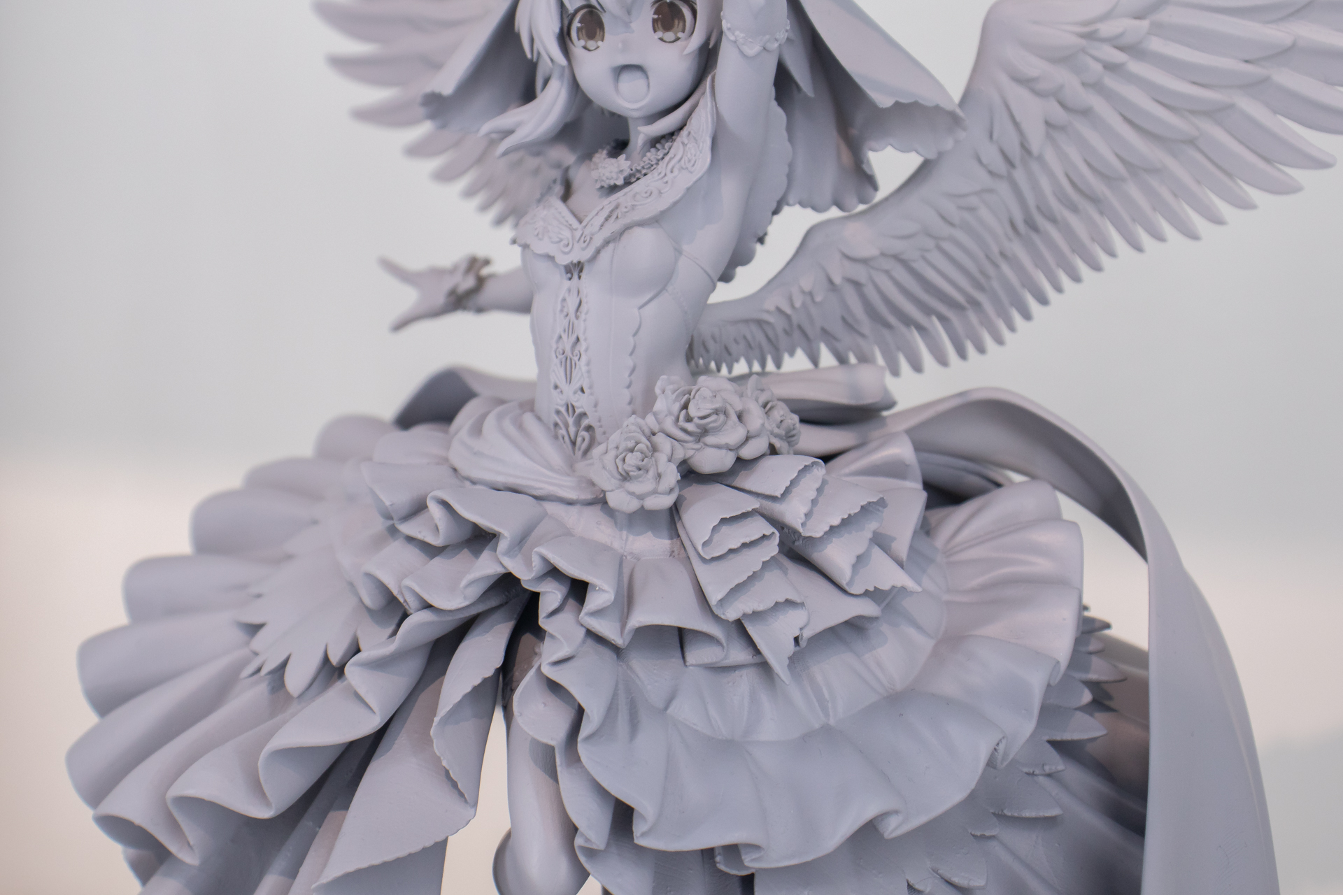 スカートのボリューム感やレースの繊細さにも注目