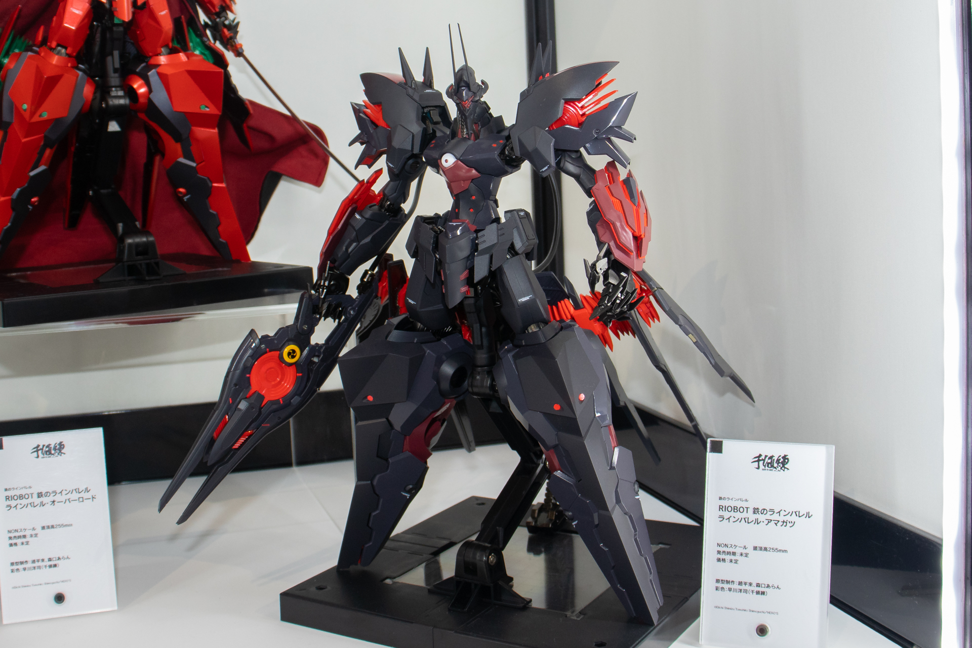 威圧感のある漆黒のシルエット