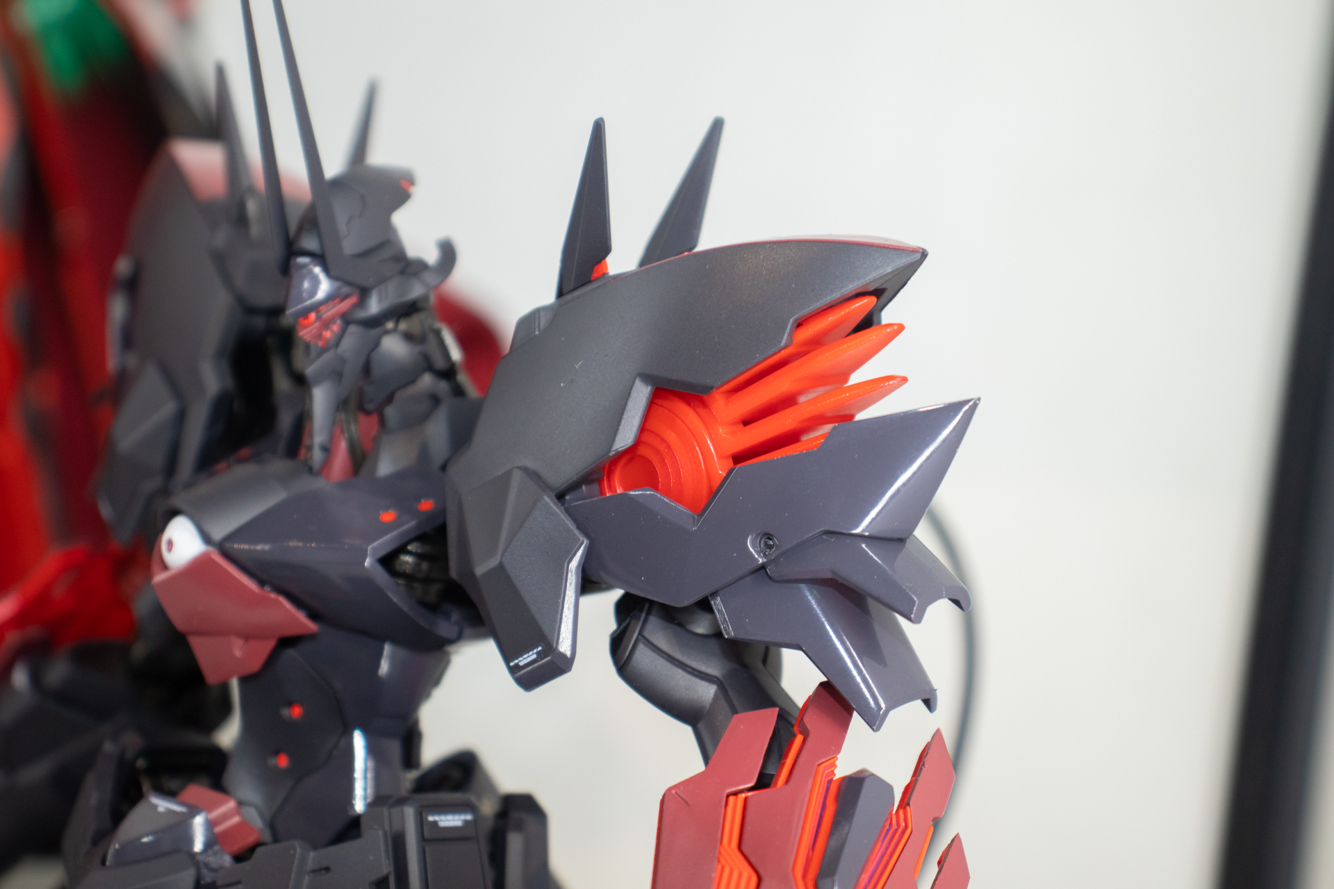 フィンパーツは目を引く明るい赤色