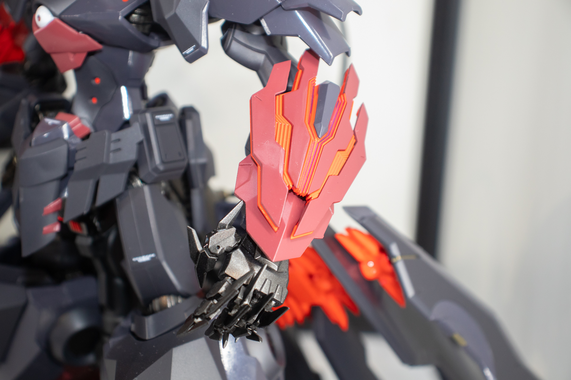 腕の装甲部分は暗い赤色でコントラストが映える