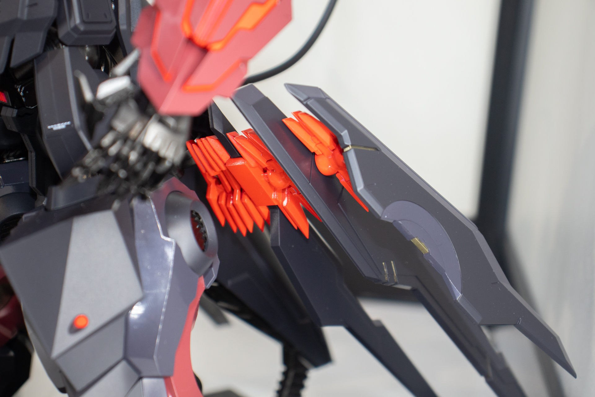 腰の装甲のジョイント部も赤色で塗り分けられている