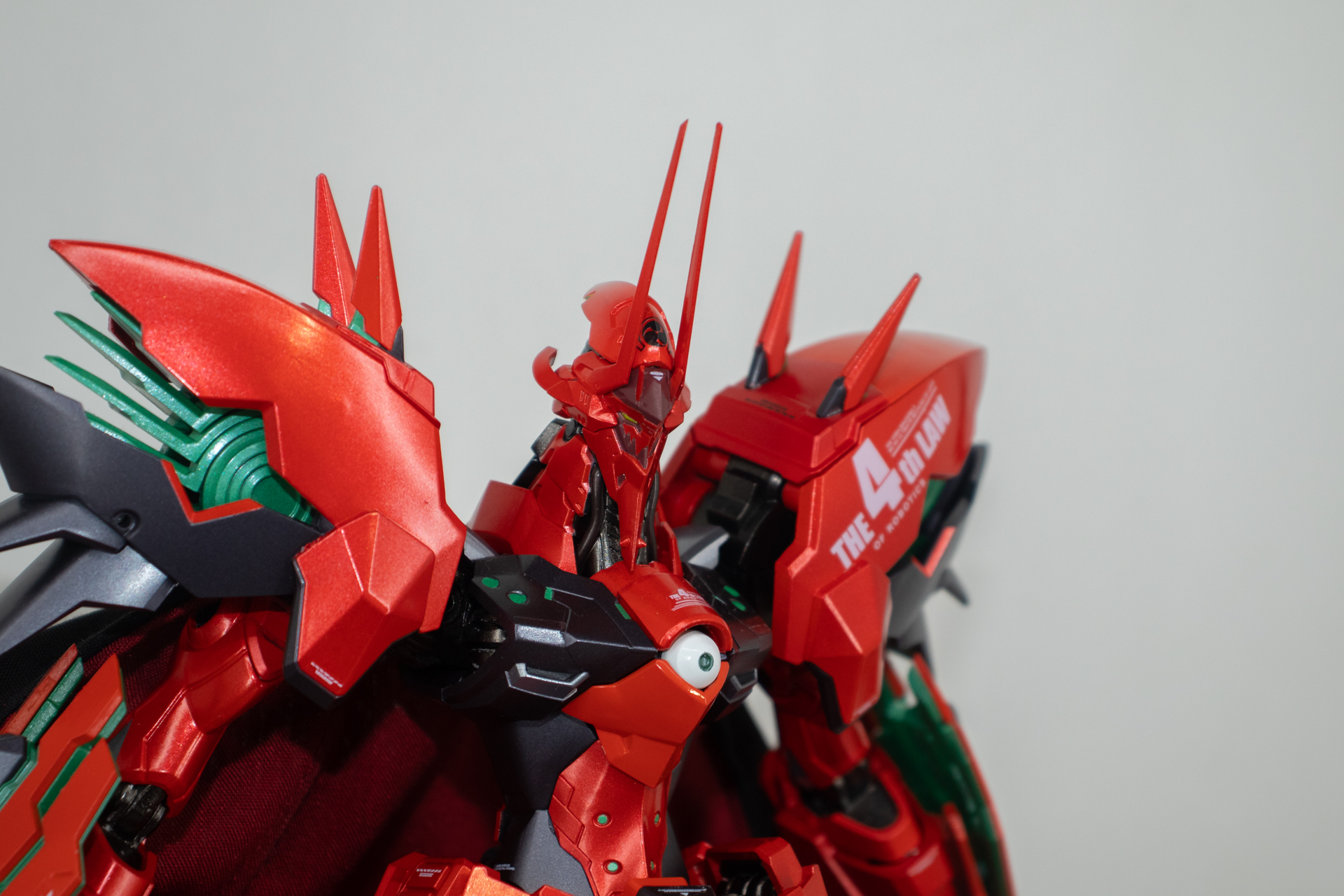 頭部や肩の装甲もシャープなデザイン