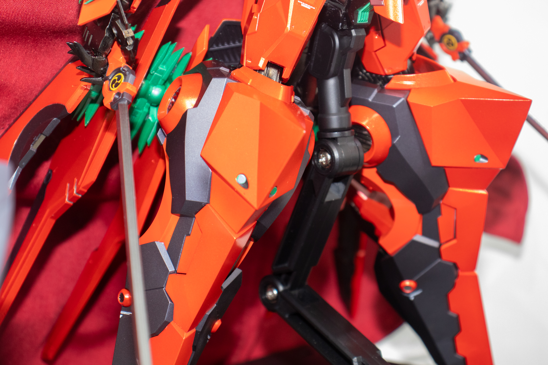 重厚感ある造形。細かな部分の色分けで濃密なディテールを実現している