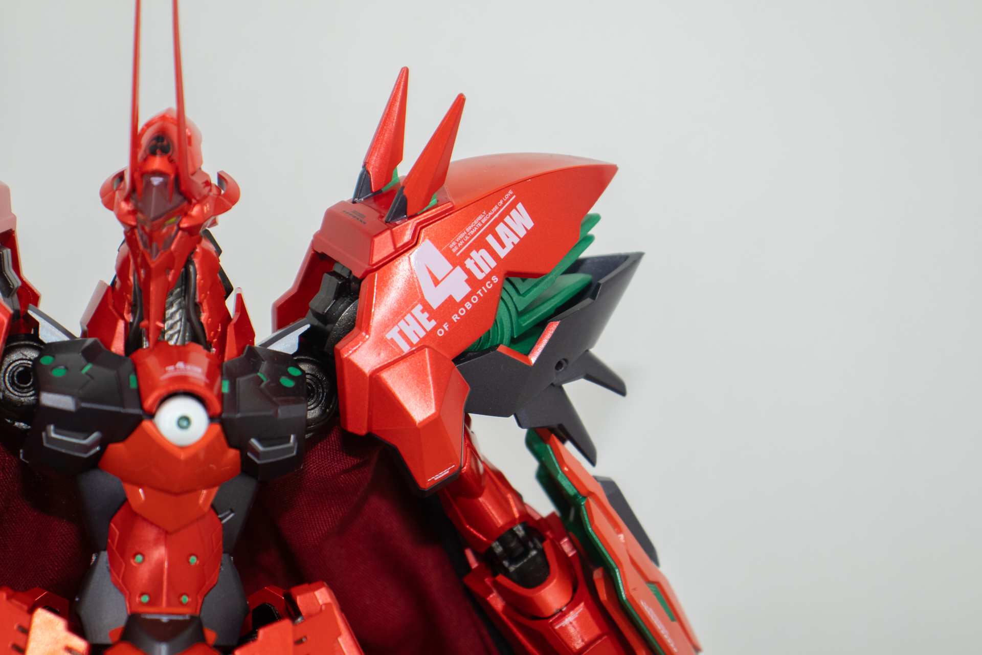 左肩には「The 4th Law of Robotics」のマーキングを再現