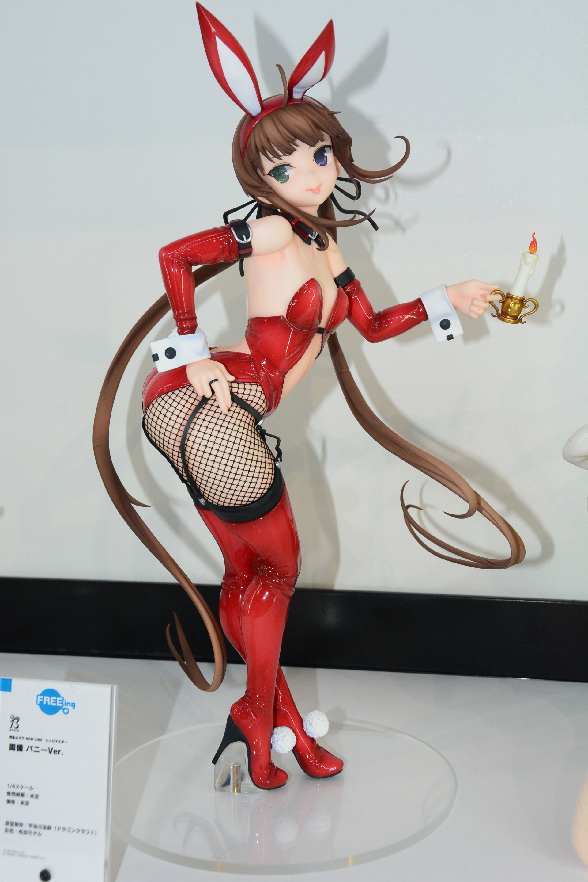 ドSのキャラクターらしいエナメルのボンデージ風バニースーツに身を包んだ両備