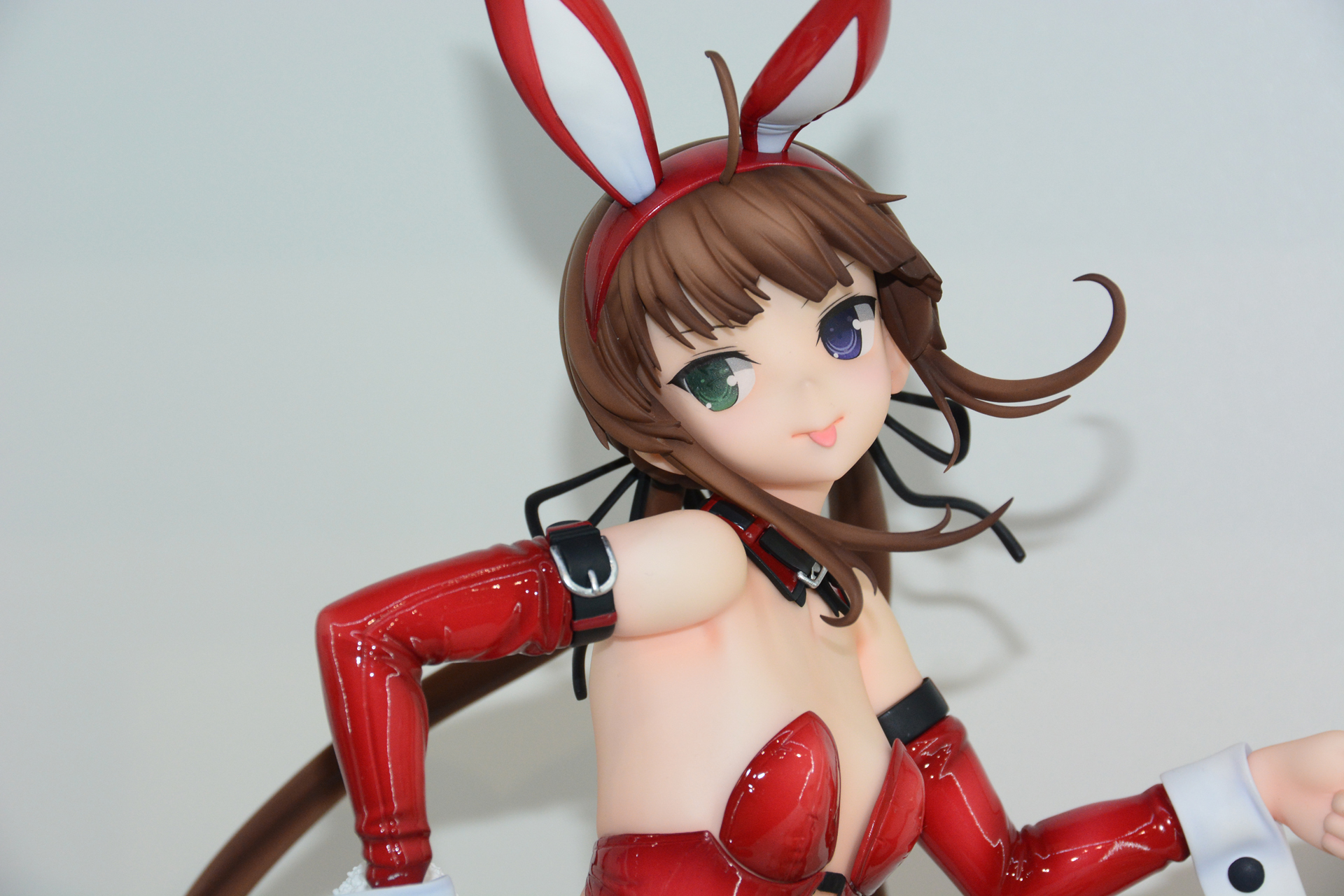 ドSのキャラクターらしいエナメルのボンデージ風バニースーツに身を包んだ両備