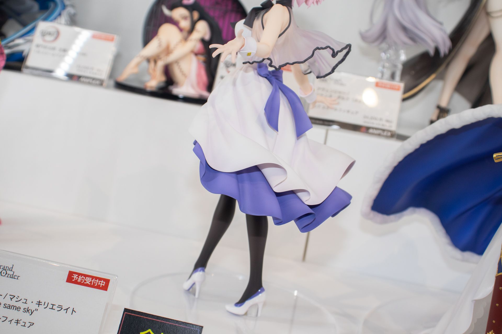 揺れるドレスにすらっとした足が美しく映える