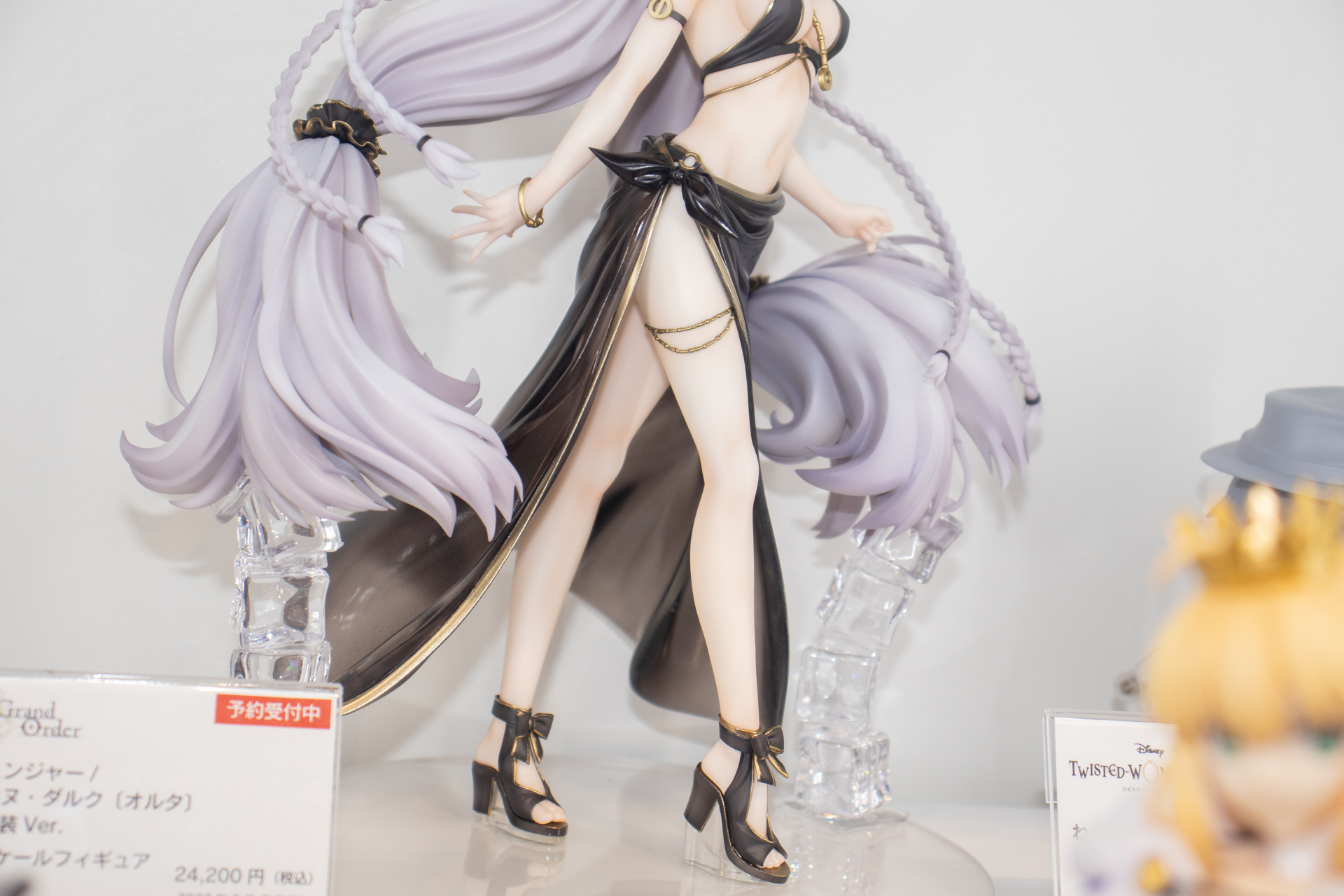 黒の艶やかなパレオにすらっとした白い脚線美が映える