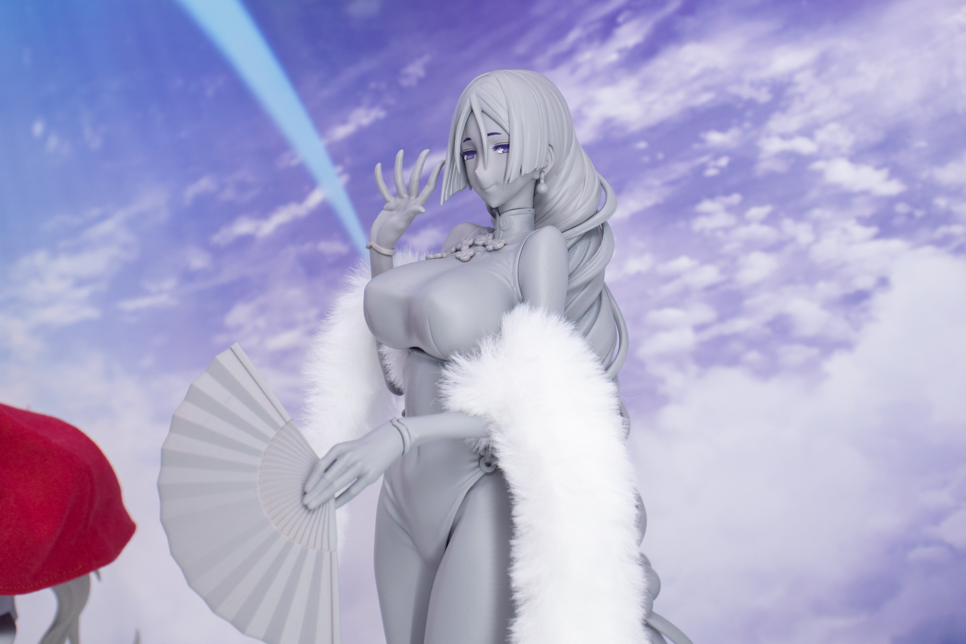 ぴったりとしたチャイナ服がボディラインを強調する