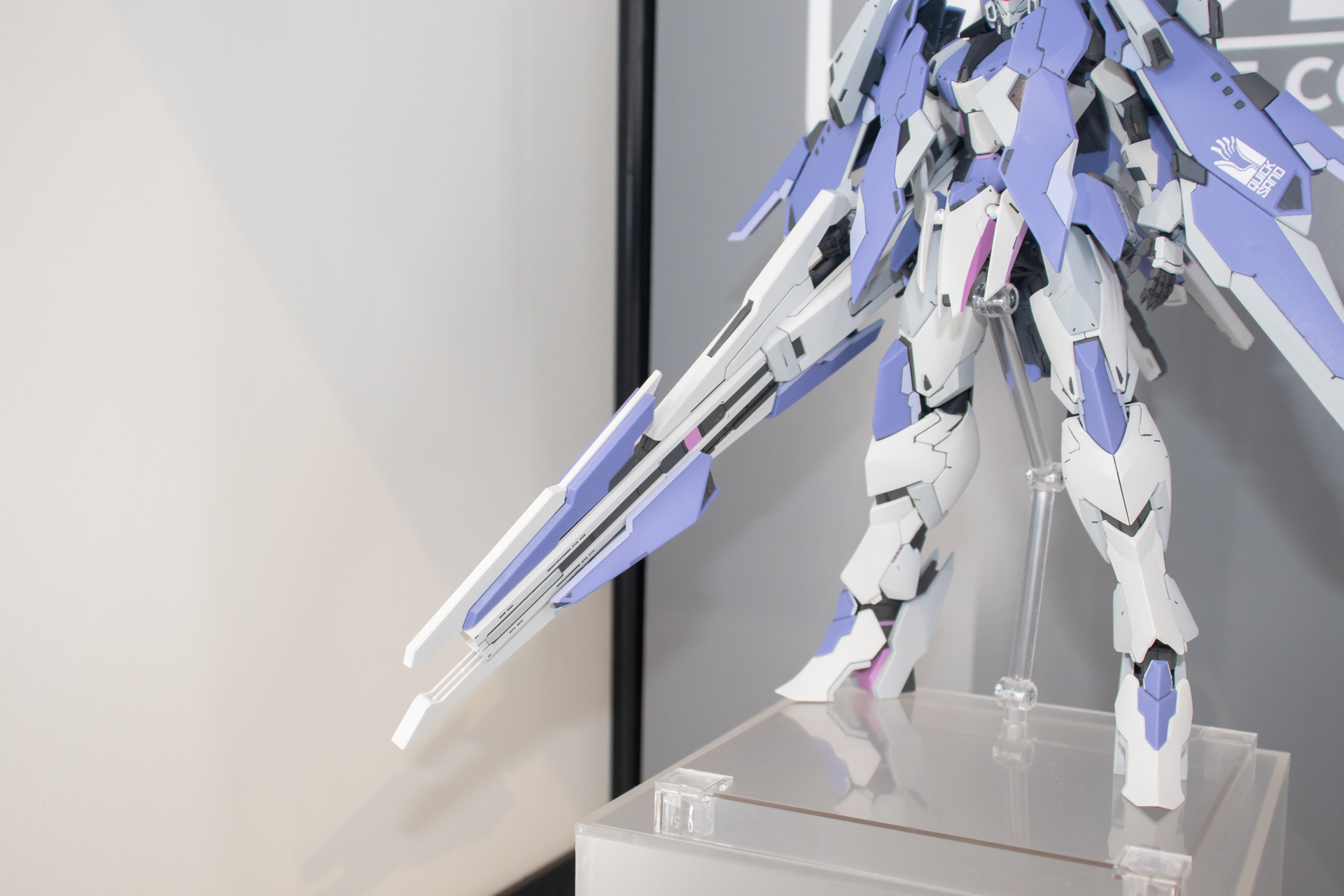 大型の武装もエッジの効いた造形となっている