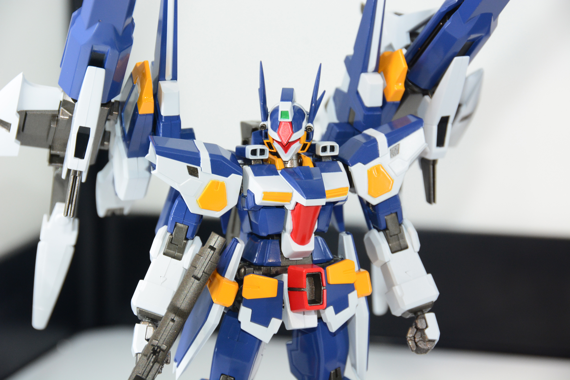 単体のロボットとして非常にバランスがとれている「R-GUNパワード」。このロボットが武器に変形すると思えないデザインだ。両肩につけられたツイン・マグナライフルが、支援能力の高さを物語っている