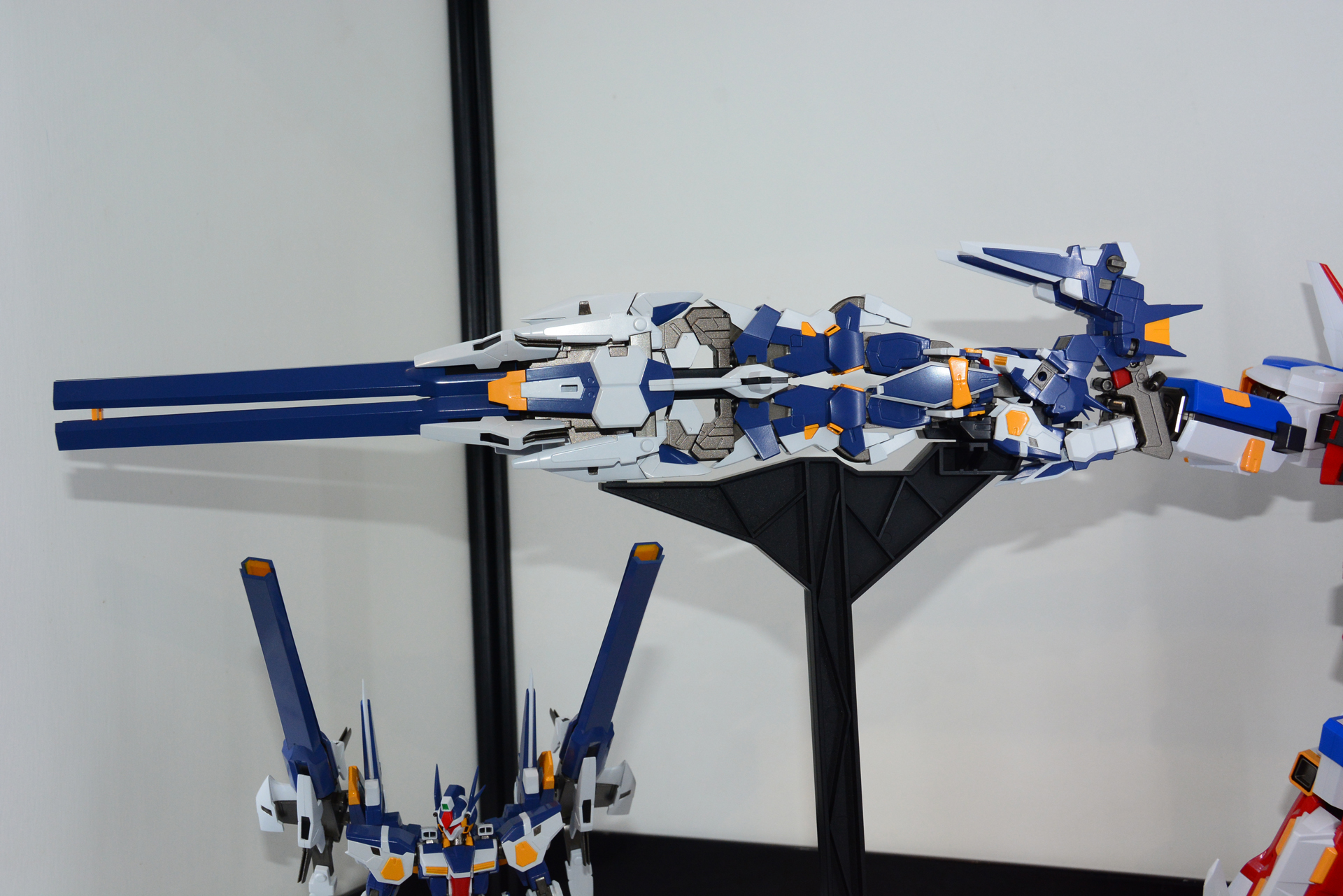 R-GUNパワードが変形、メタルジェノサイダーモードに。コンパクトに体を折りたたむのではなく、長い砲身を伸ばした体の先につけるという"さらに大きくする"方向での変形。これをSRXが構えるというのがたまらない。専用の台座にも注目