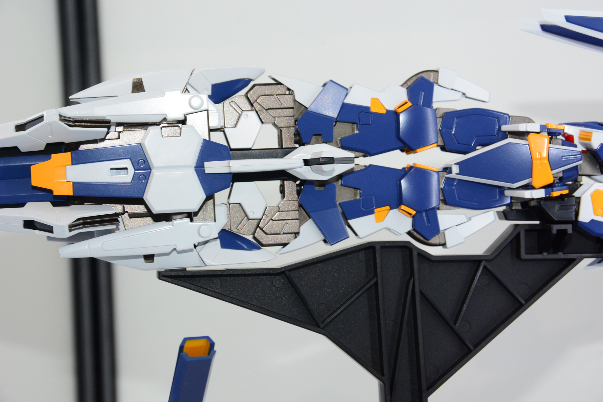 R-GUNパワードが変形、メタルジェノサイダーモードに。コンパクトに体を折りたたむのではなく、長い砲身を伸ばした体の先につけるという"さらに大きくする"方向での変形。これをSRXが構えるというのがたまらない。専用の台座にも注目