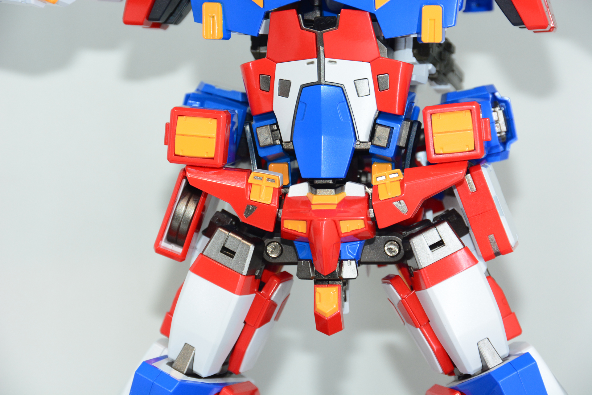 目を近づけると複雑なパーツが組み合わさっているのがわかり、その情報量に圧倒される