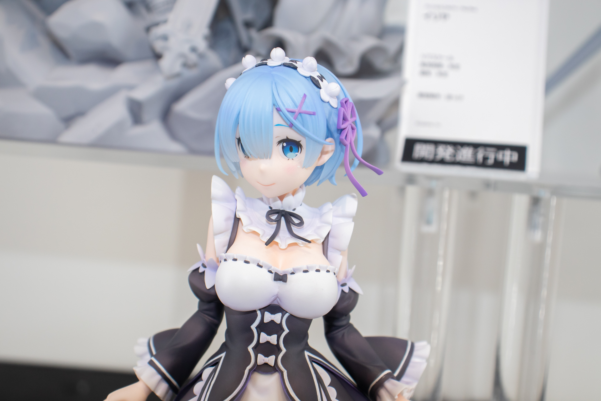 少し角度のついた顔や視線に奥ゆかしさが感じられる