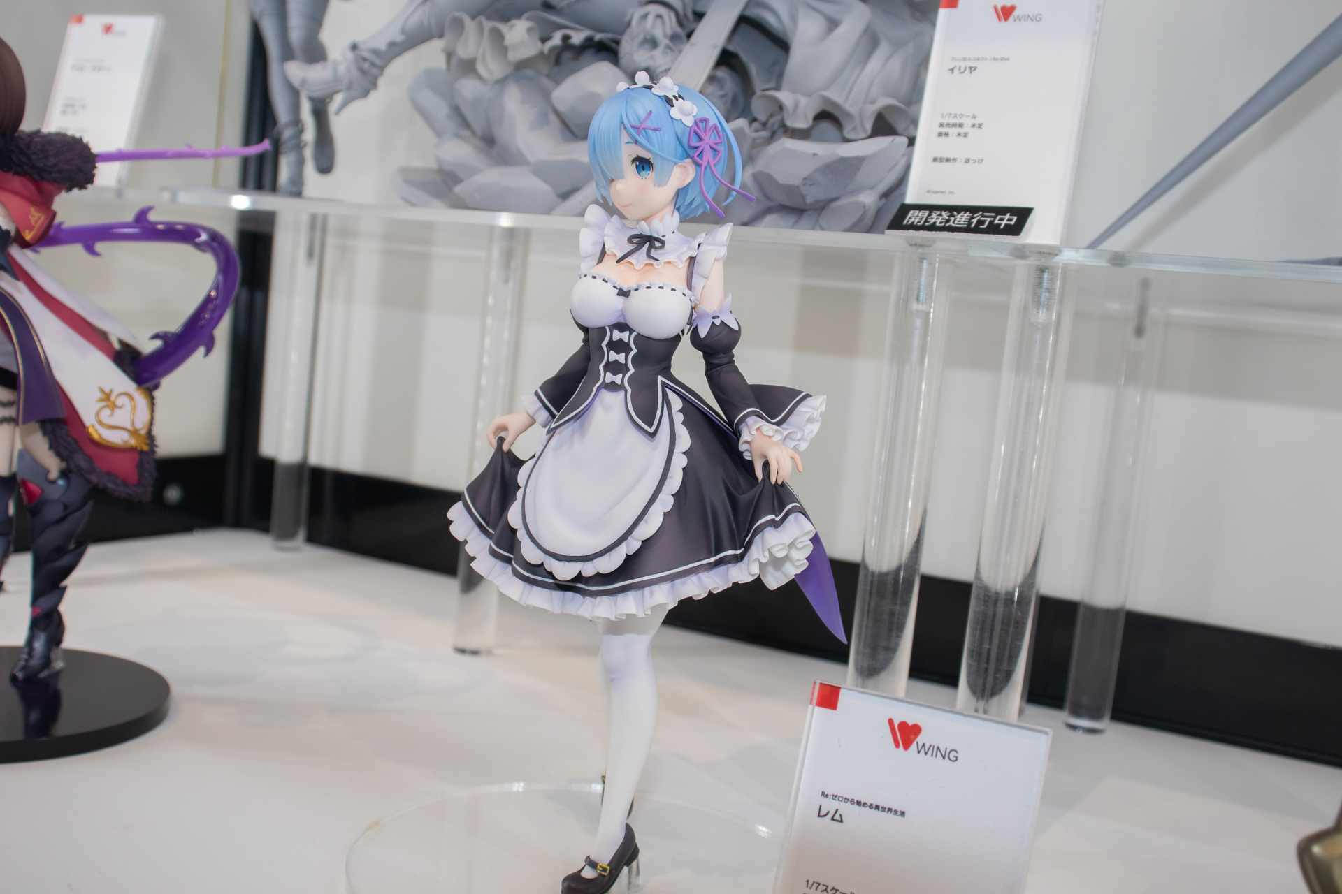 スカートの裾のしわやフリルの造形も細かい