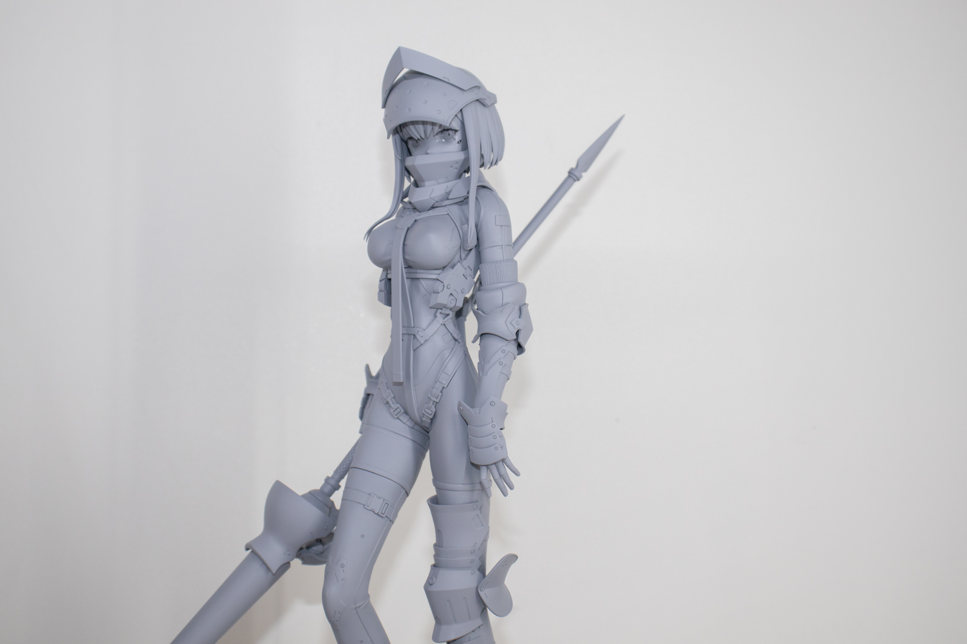 体のラインが浮き彫りになった造形に武骨な鎧、澄ました視線も丁寧に造形されている