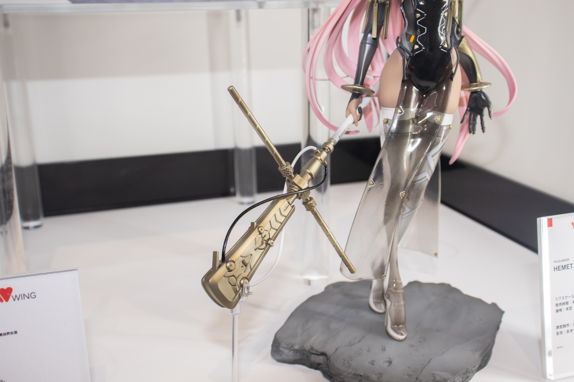 武器は細かなモールドやケーブルも造形されている