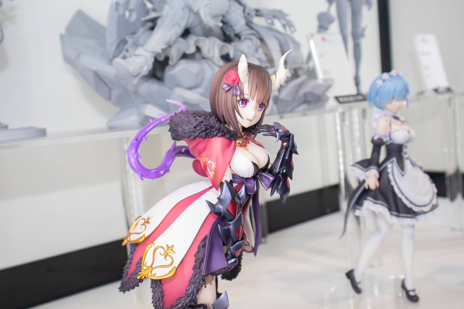 衣装の模様やリボンの金糸も細かく造形されている