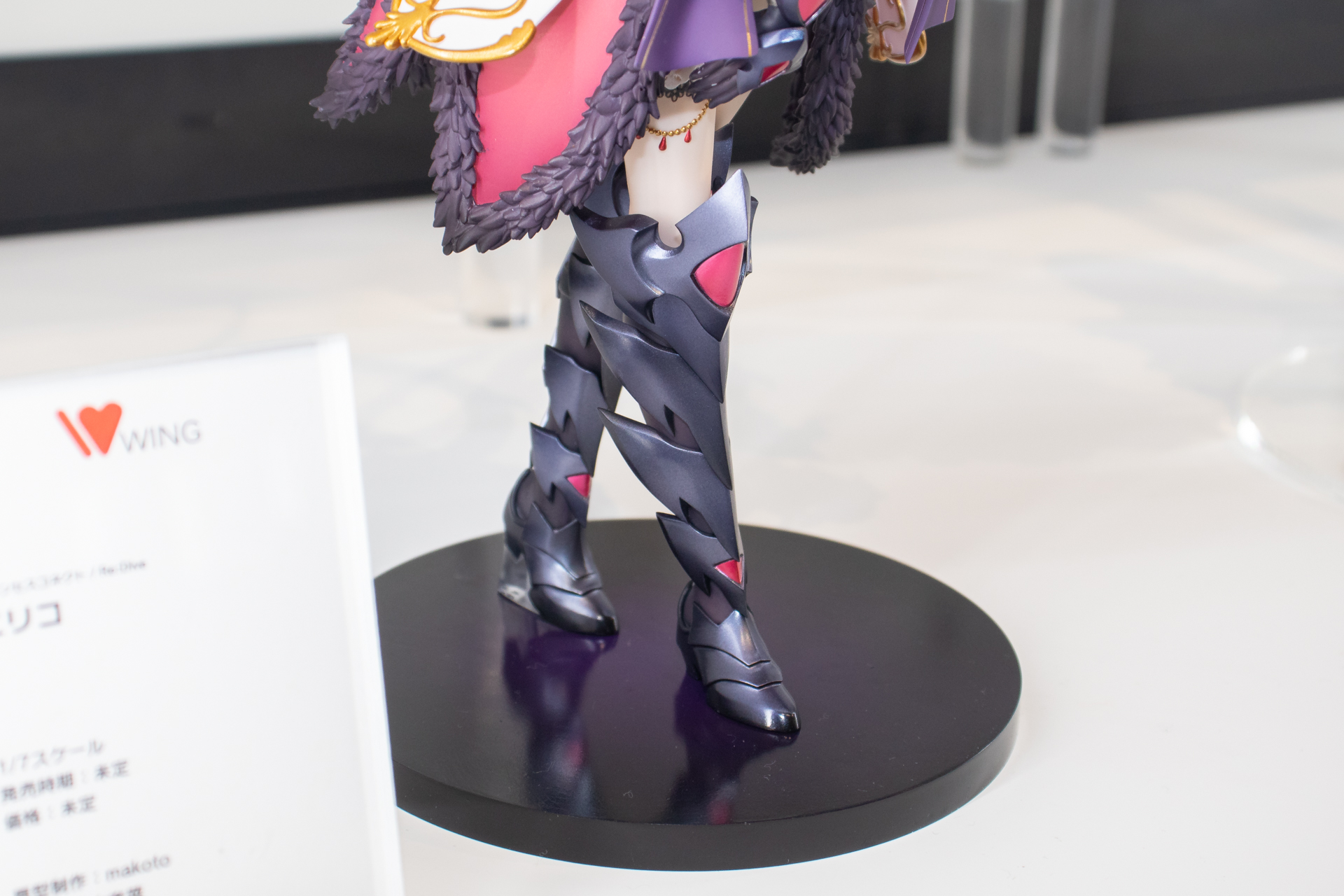 金属的なつやを放つ鎧部分