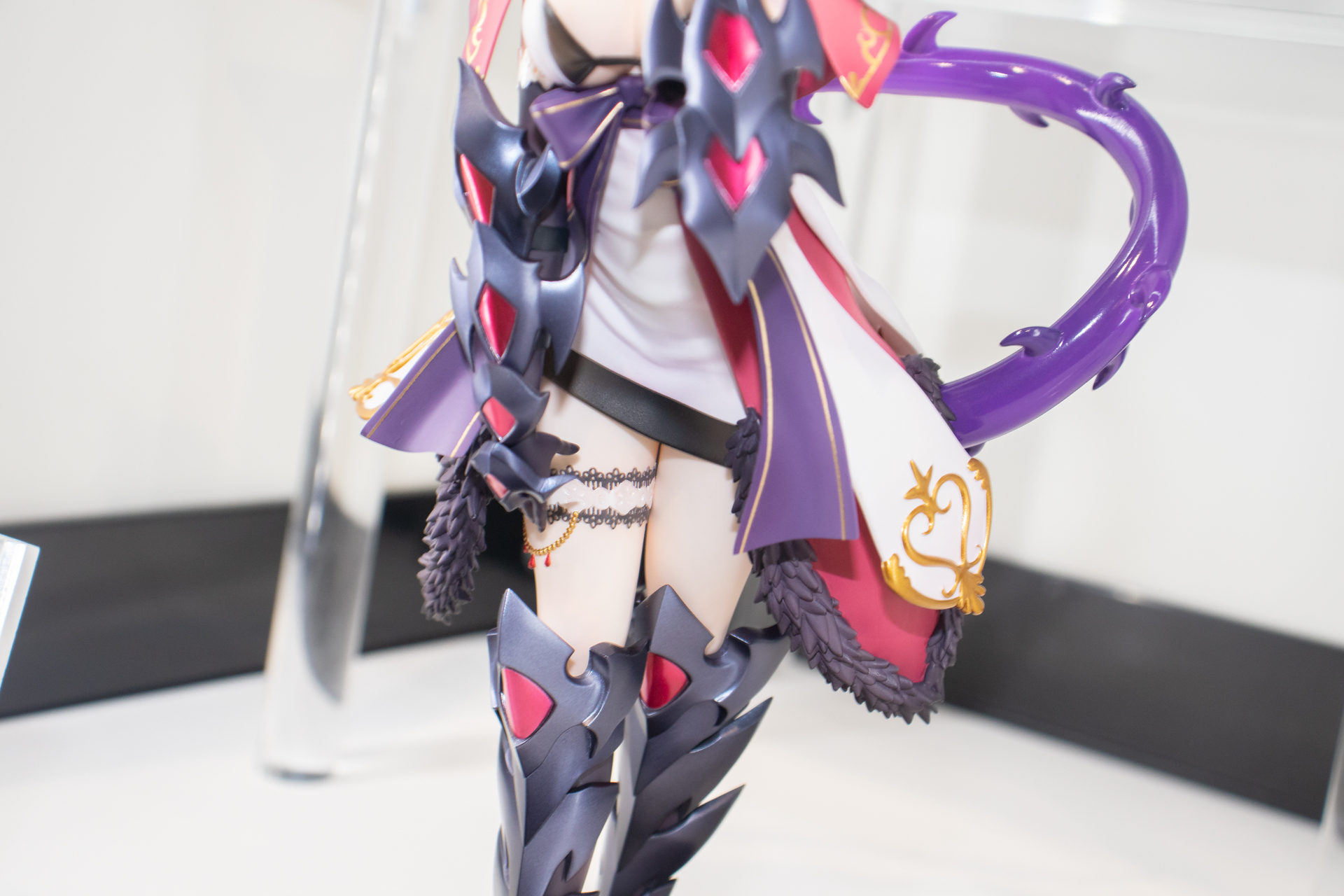 白い太ももが妖しく光る