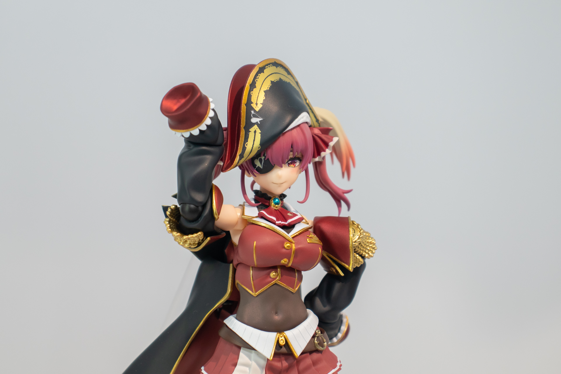 船長の帽子は頭にしっかりとフィットしている