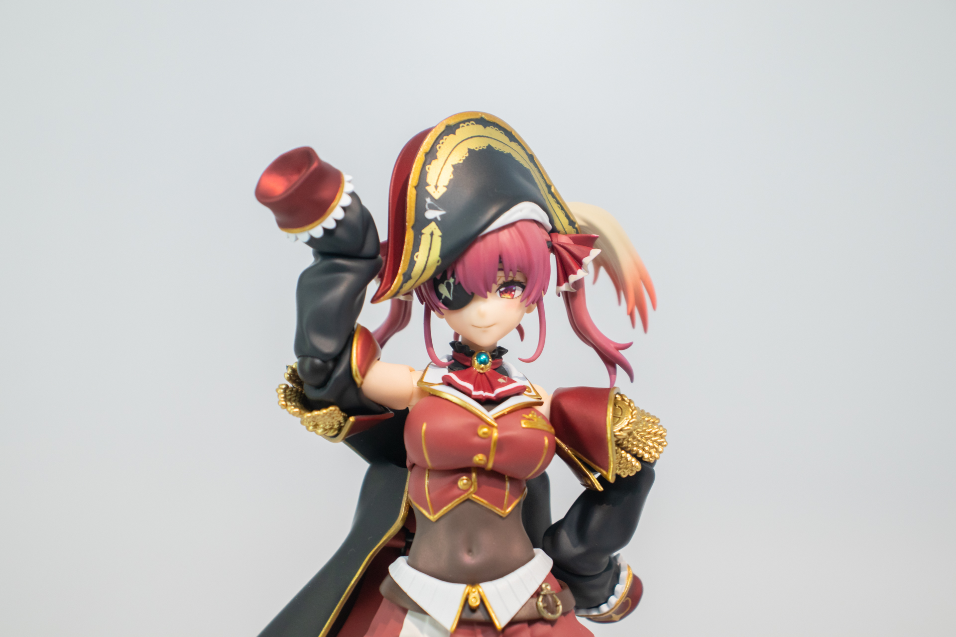 展示では微笑を浮かべた表情