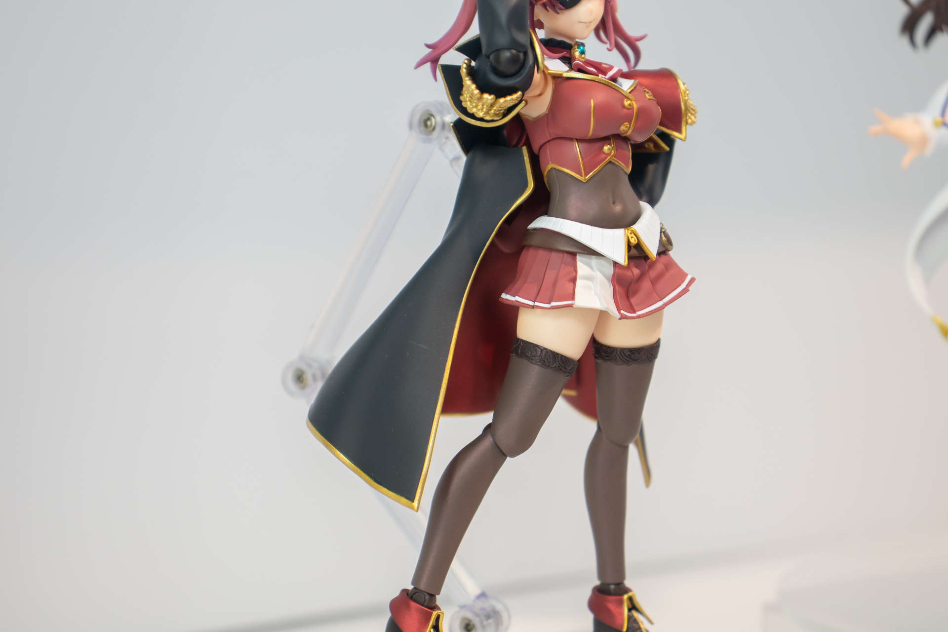 コートは背中部分と肩を分割した構造で可動を妨げない設計