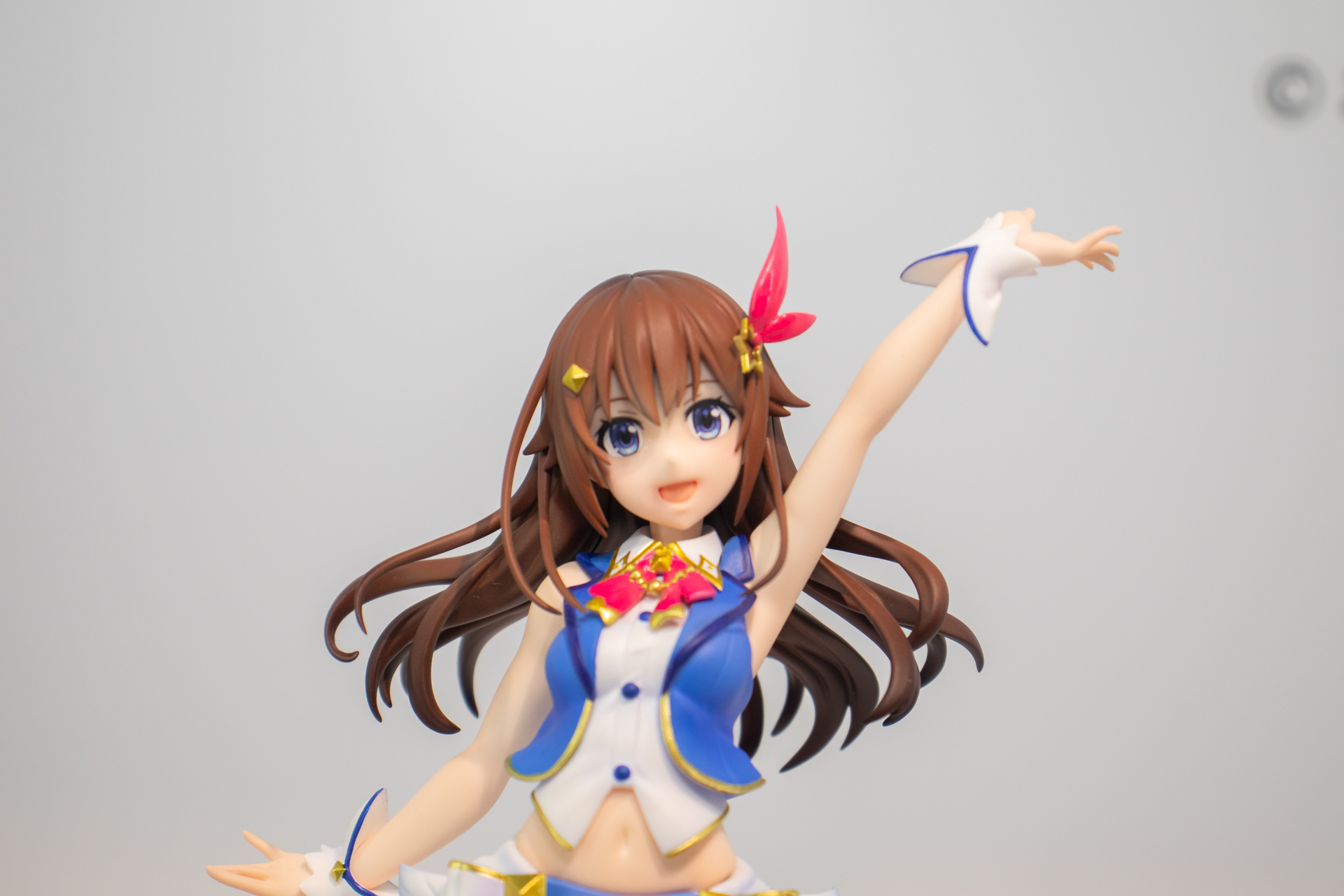 左手を挙げたイメージビジュアルの姿で立体化