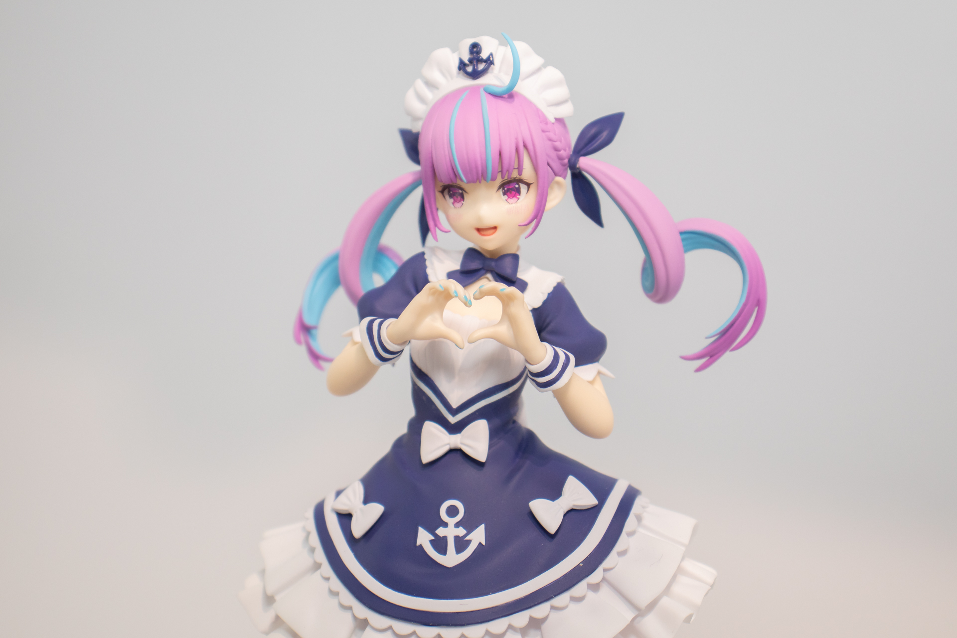 両手でハートを作るイメージビジュアルの姿で立体化