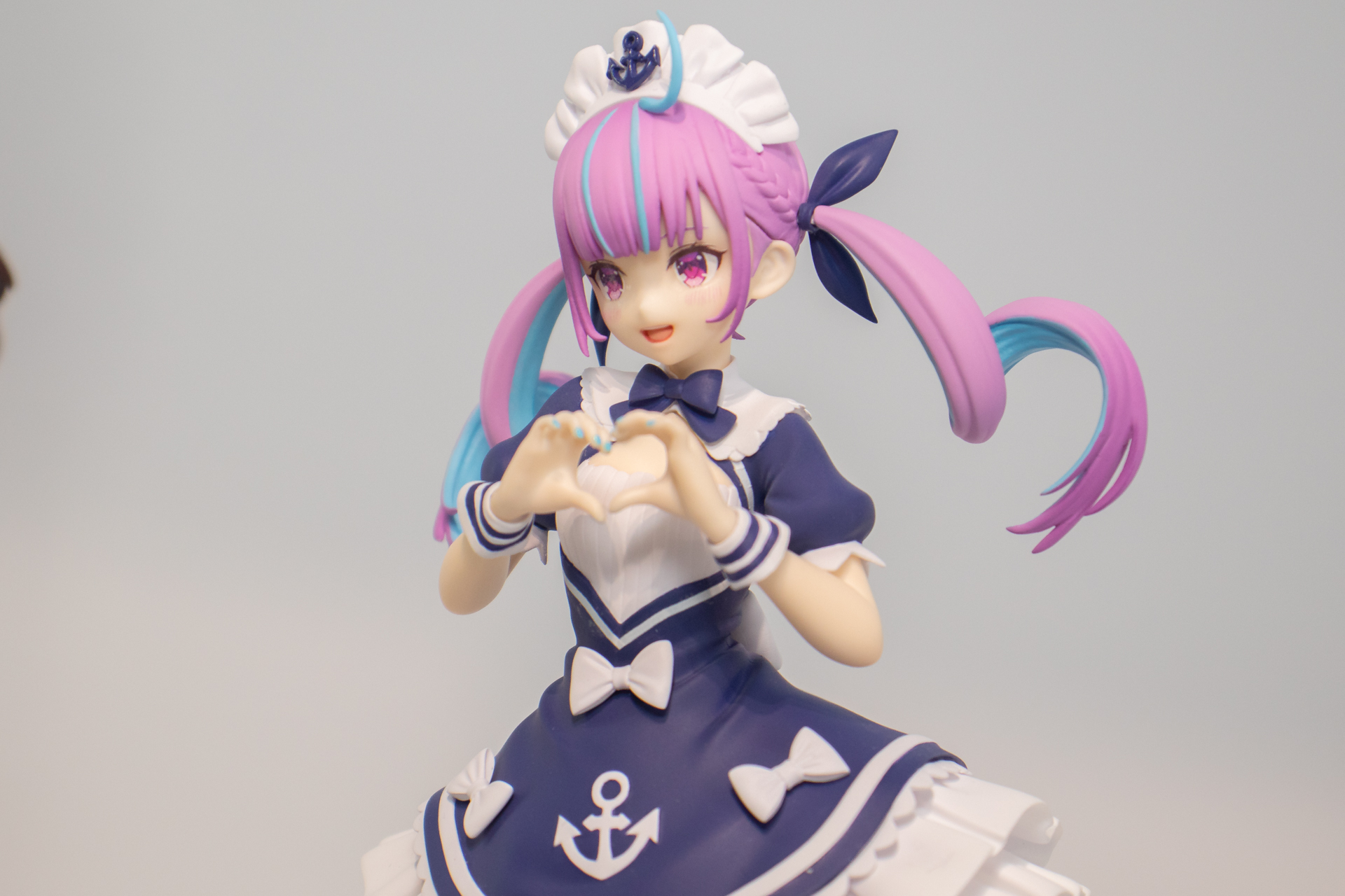 控えめな笑顔があくたんらしい