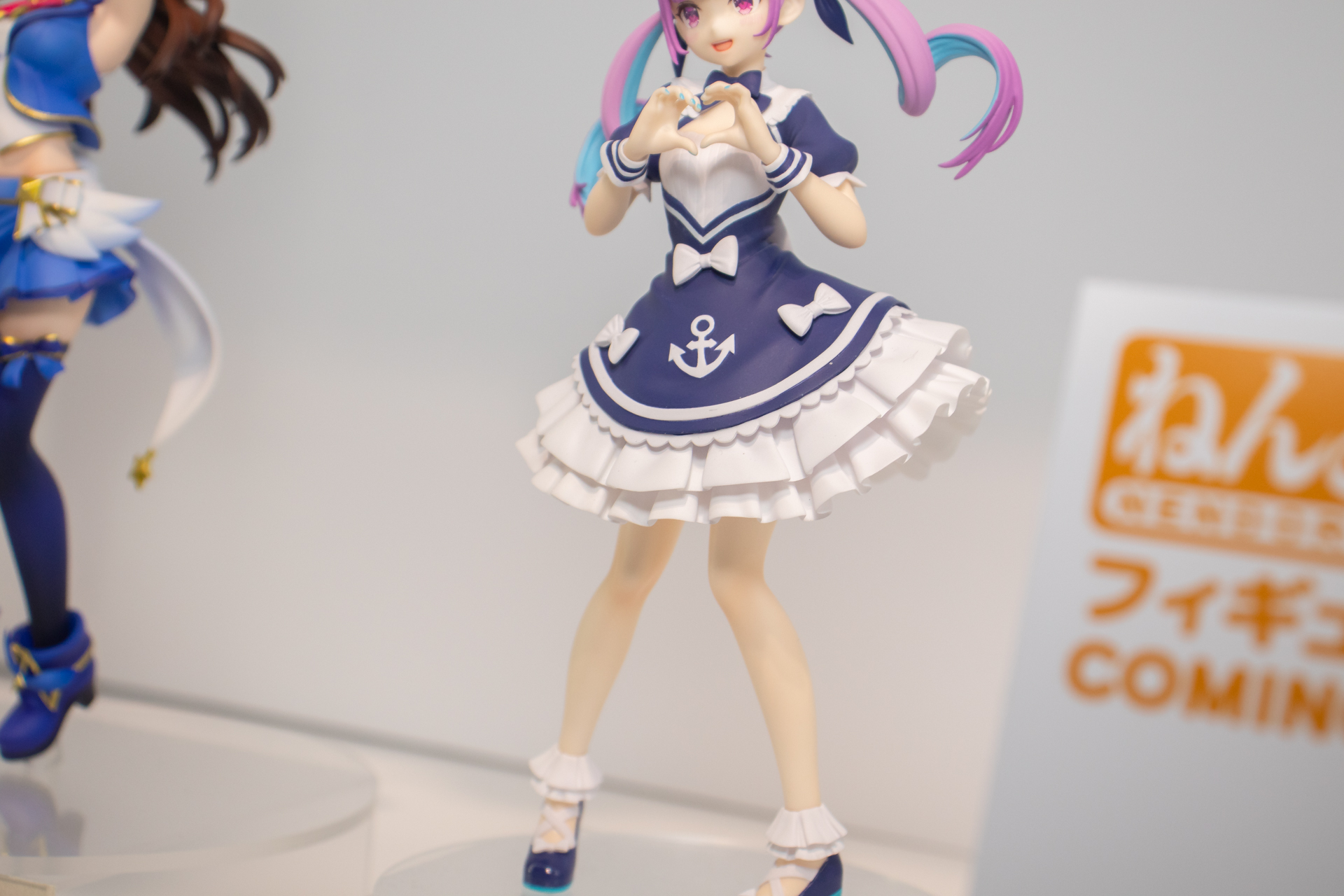 スカートのリボンは立体で造型。裾のフリルも細かく再現している