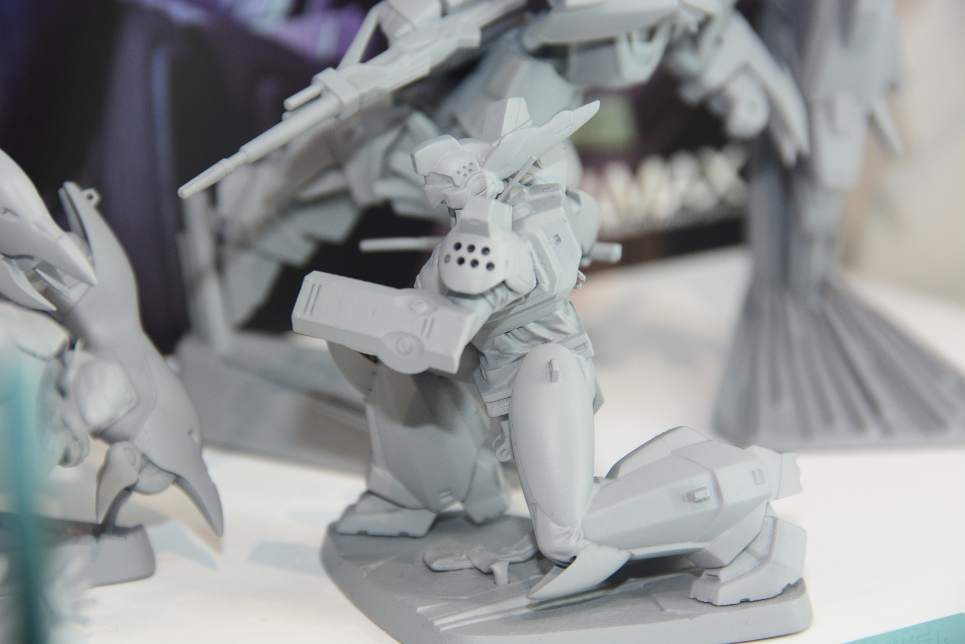 主役機・イングラムも派手なポーズだ