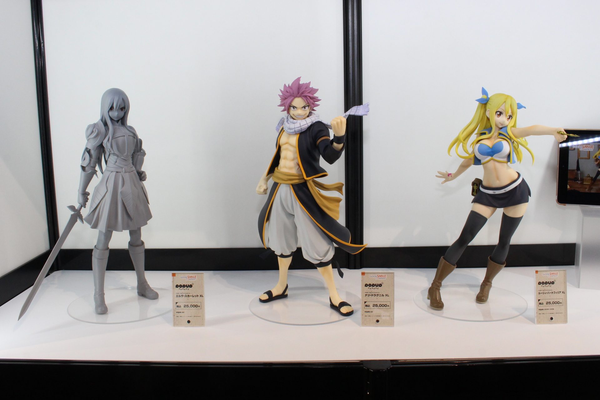 「FAIRY TAIL」のキャラクター達もXLサイズに。左から「エルザ・スカーレットXL 」（発売日未定）、「ナツ・ドラグニル XL」（発売日未定）、「ルーシィ・ハートフィリア XL」（11月発売予定）。各25,000円（税込）