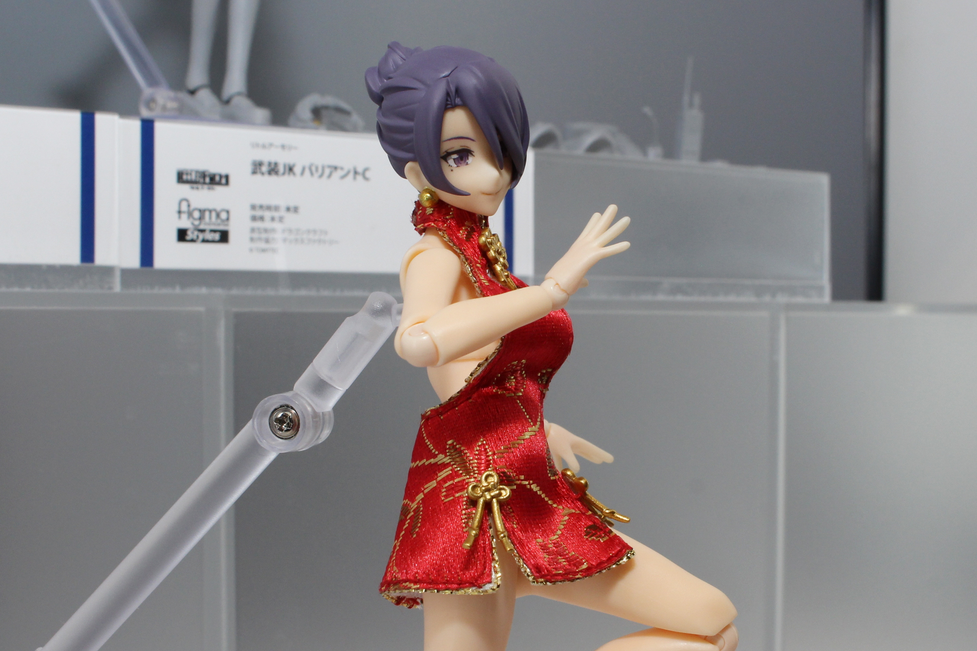 ミニスカチャイナといいつつ、上半身は裸エプロンのようにも見えるフェティッシュなコス