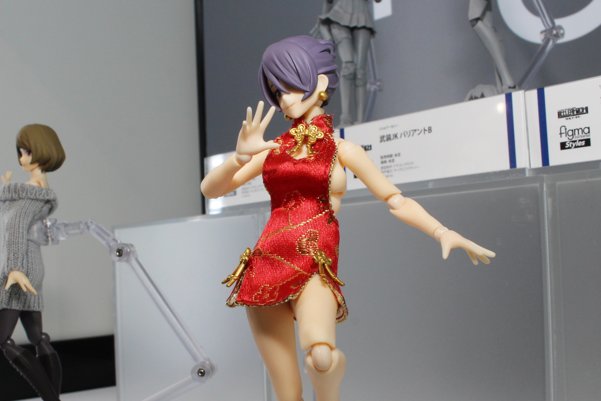 ミニスカチャイナといいつつ、上半身は裸エプロンのようにも見えるフェティッシュなコス