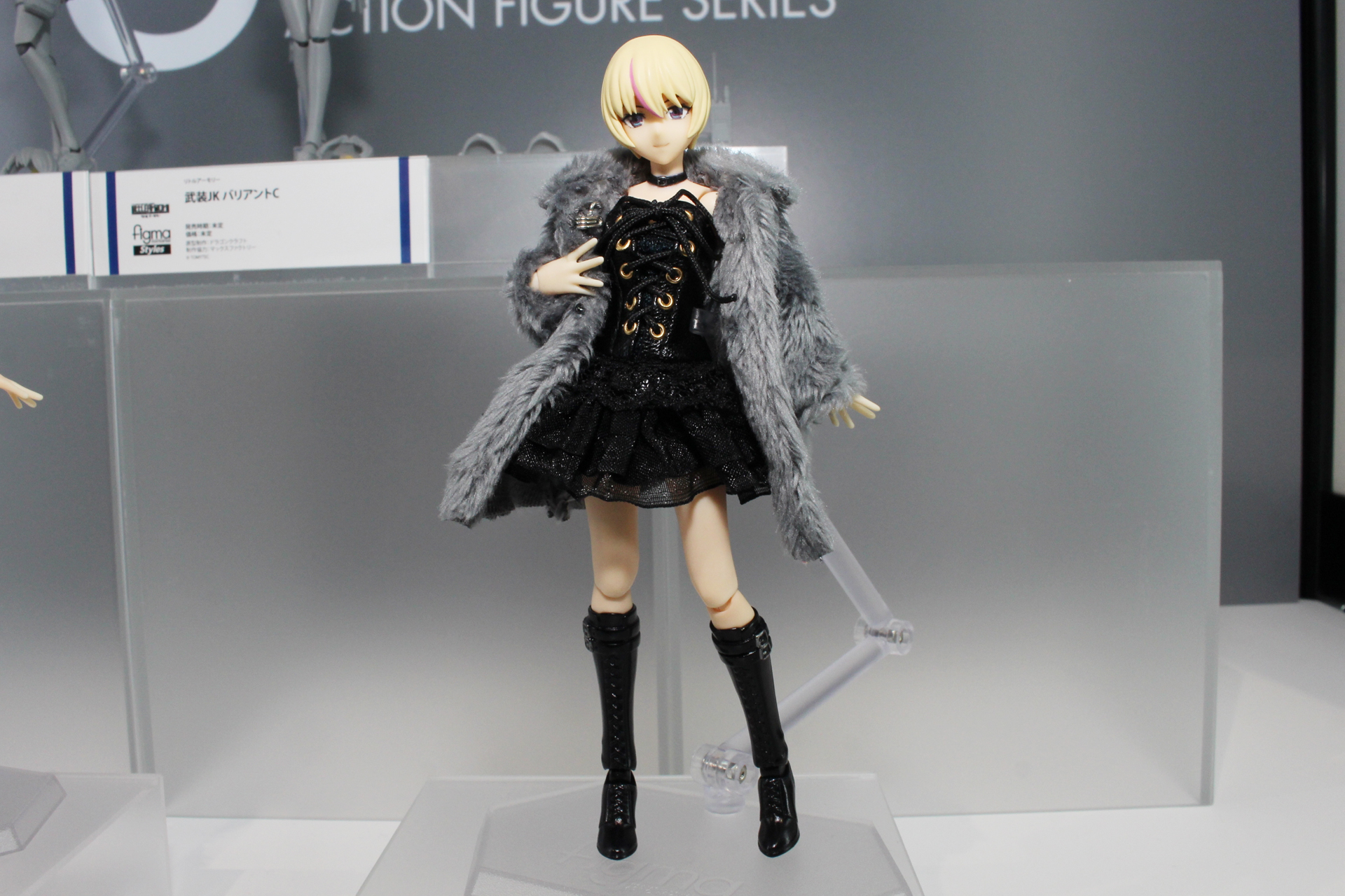 「女性body（ユウキ） with 黒コルセットワンピコーデ」。発売日、価格未定