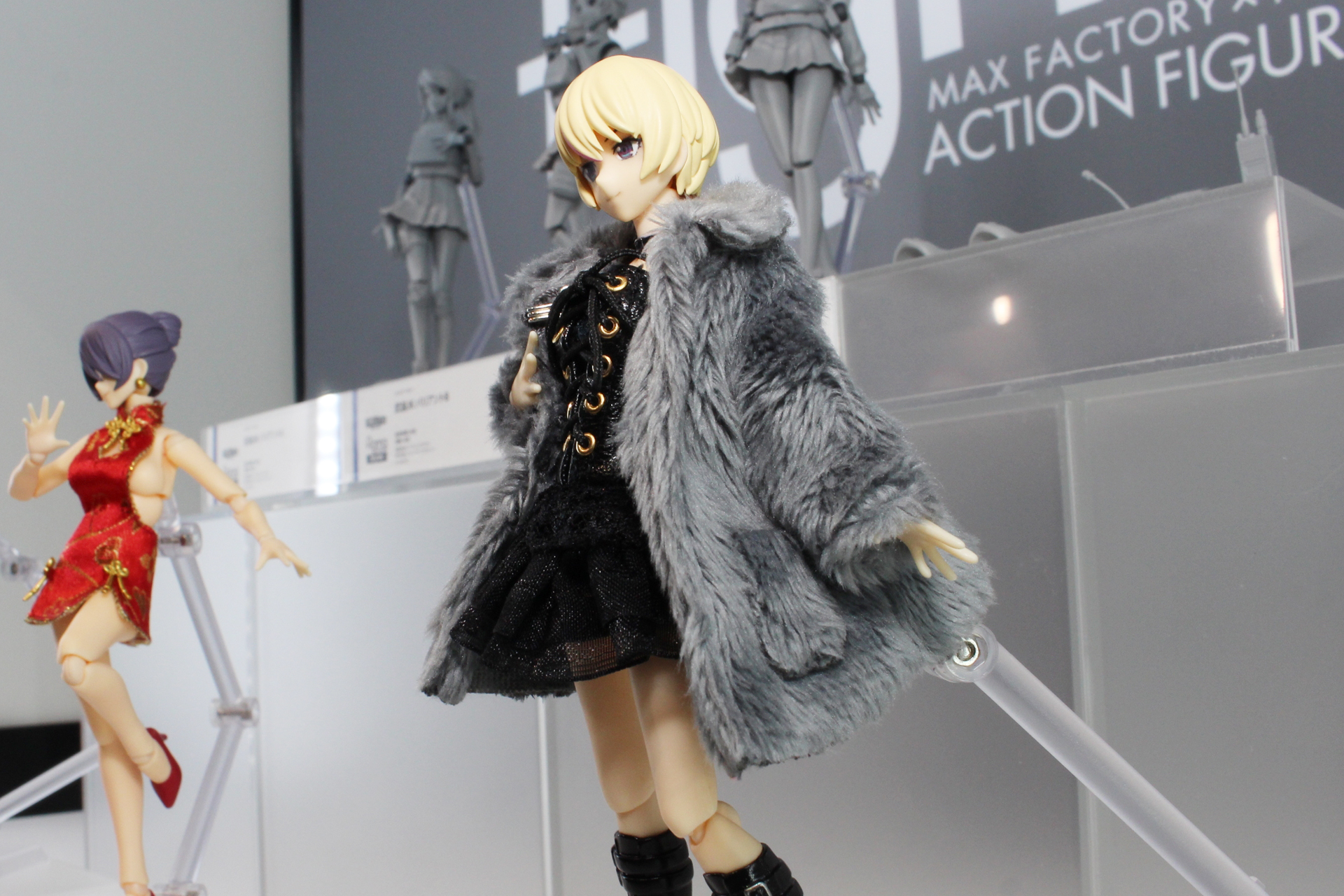 ボンテージの風合いのあるワンピースに、ファーコートを羽織った大人っぽいコス