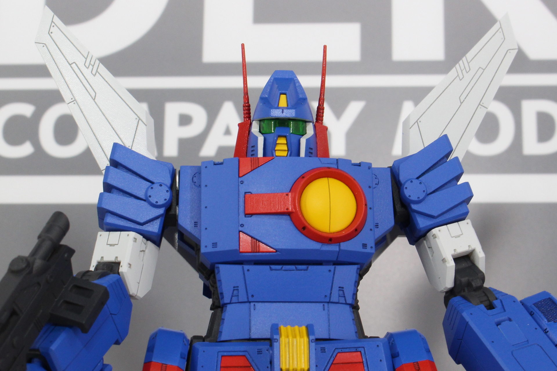 頭部のコクピットのキャノピーは、開閉ギミックが備わる