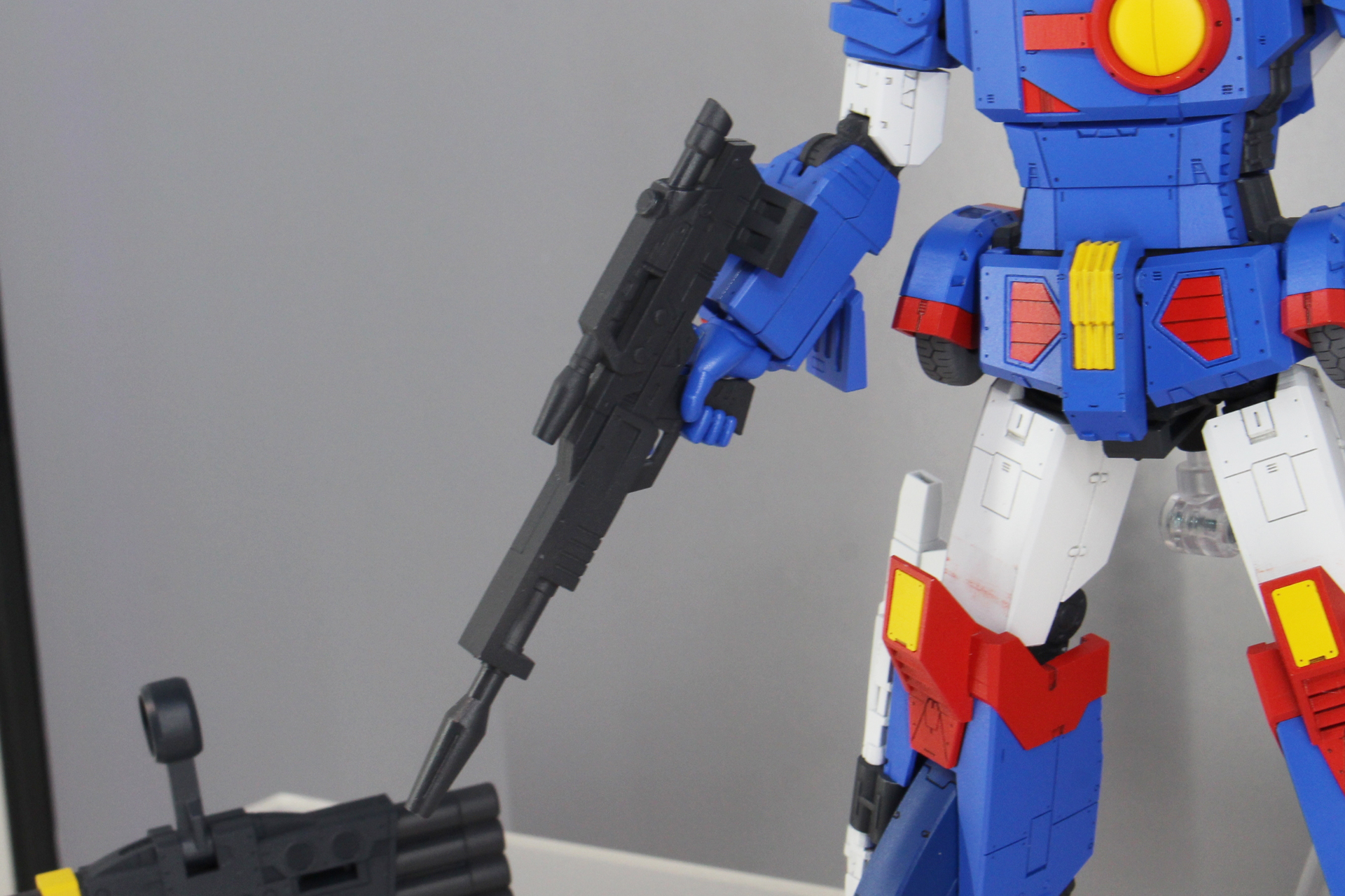 ライフル、4連ハンドキャノン、3連バズーカ、9連装ミサイルポッドと、4つの武器が付属し、フル装備も可能