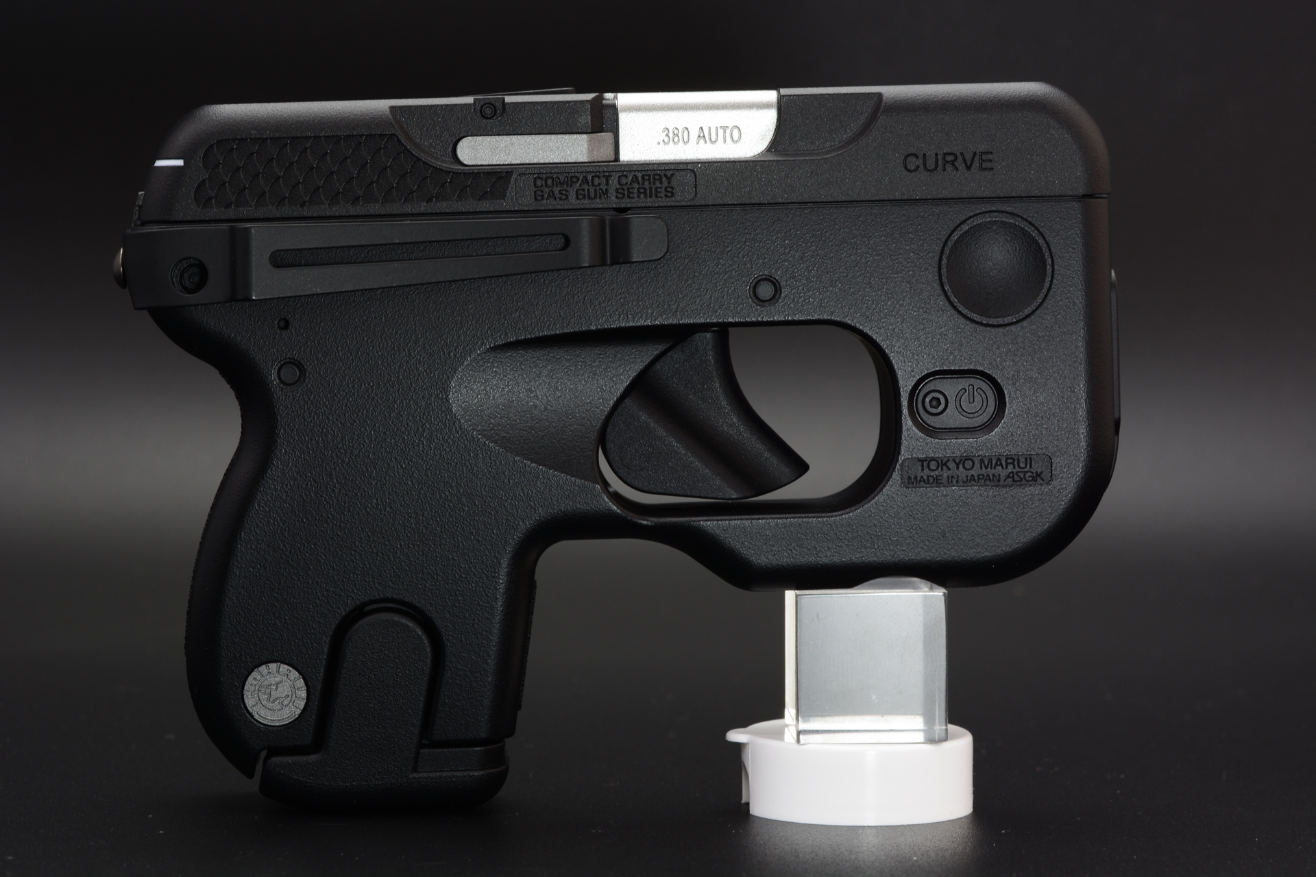 銃の右側面、トリガーガードと一体化したデザインが特徴的だ