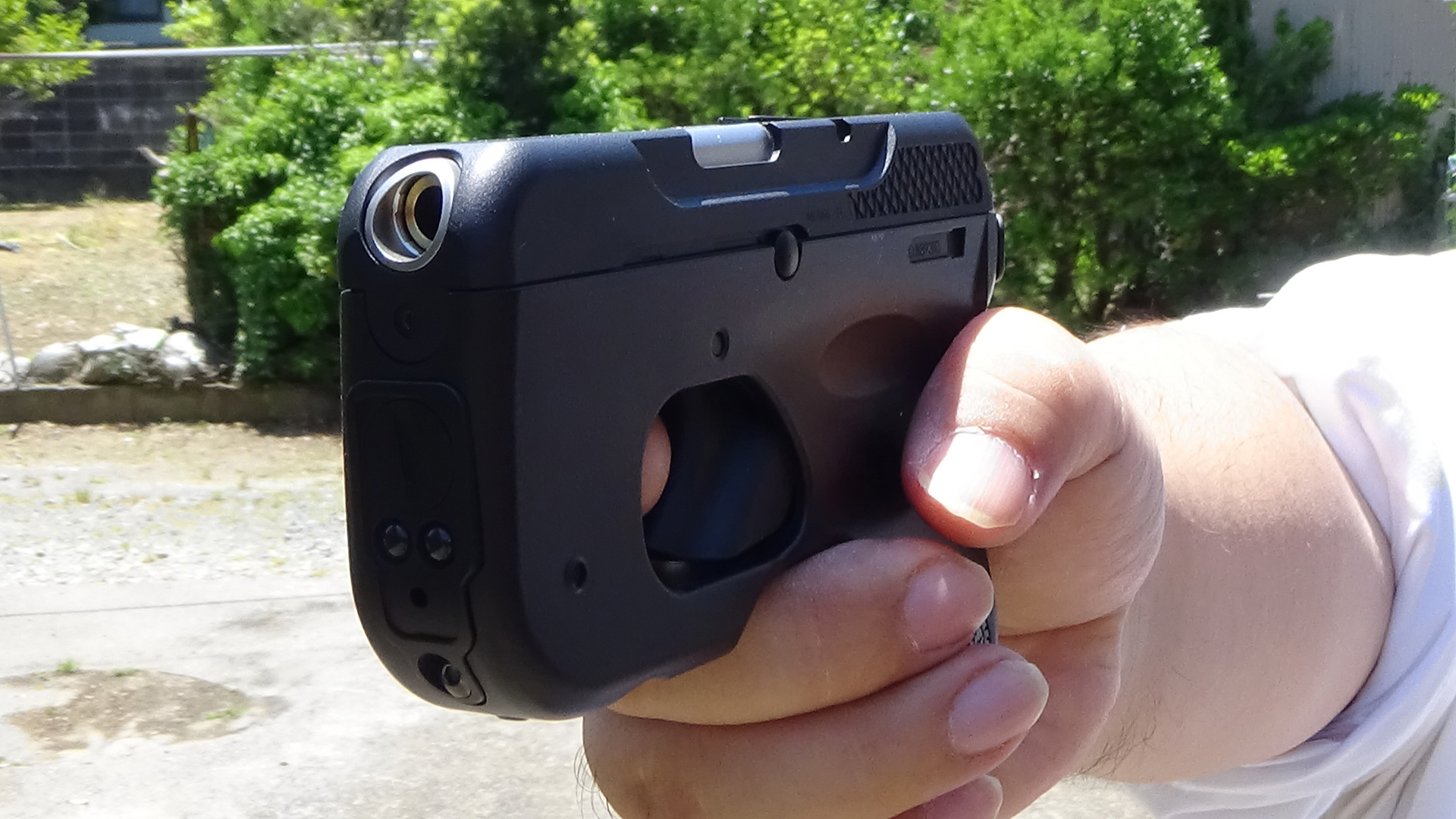 グリップは小指があまる。まるで手と武器が一体化したかのような小さな銃だ