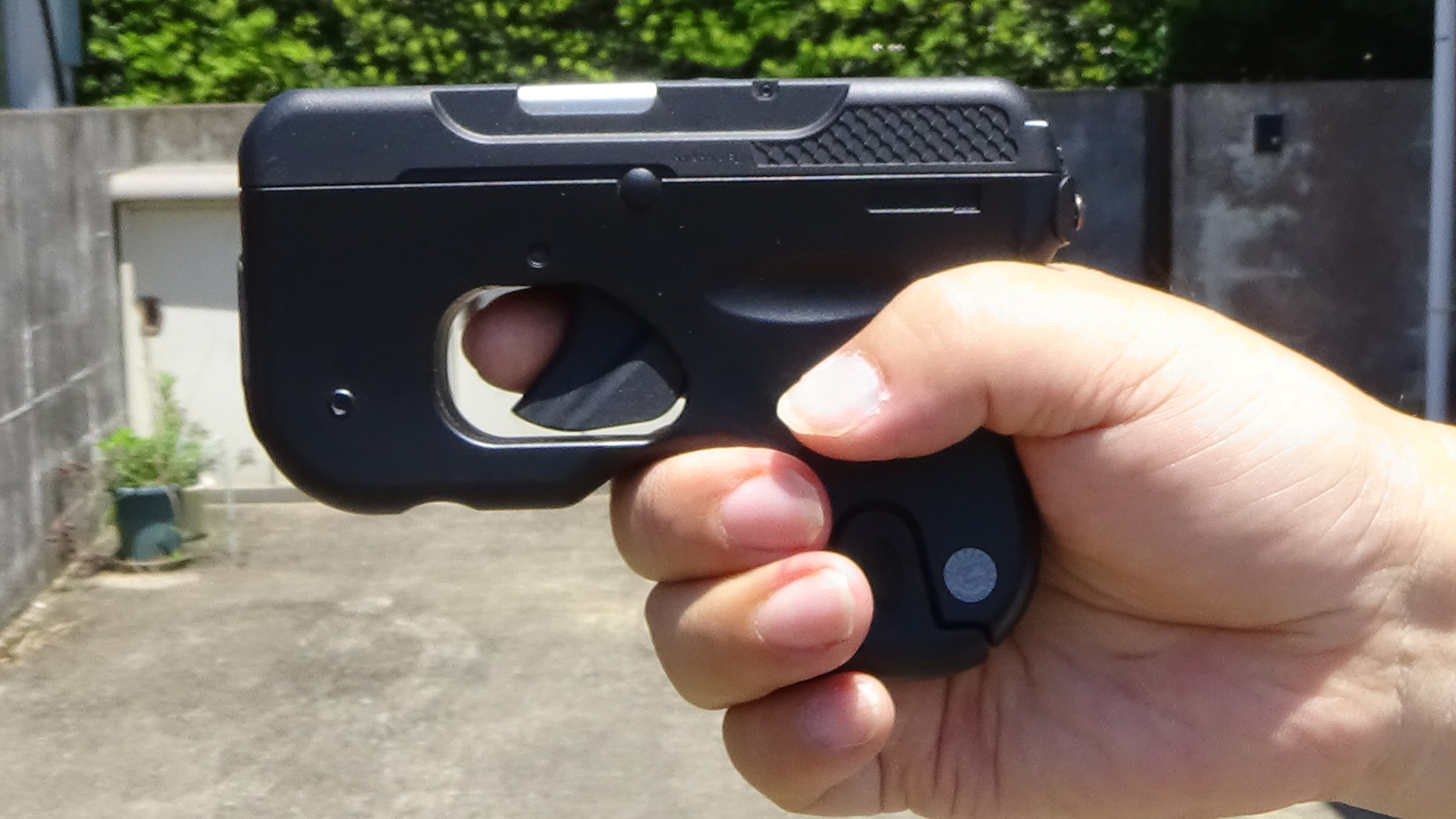 グリップは小指があまる。まるで手と武器が一体化したかのような小さな銃だ