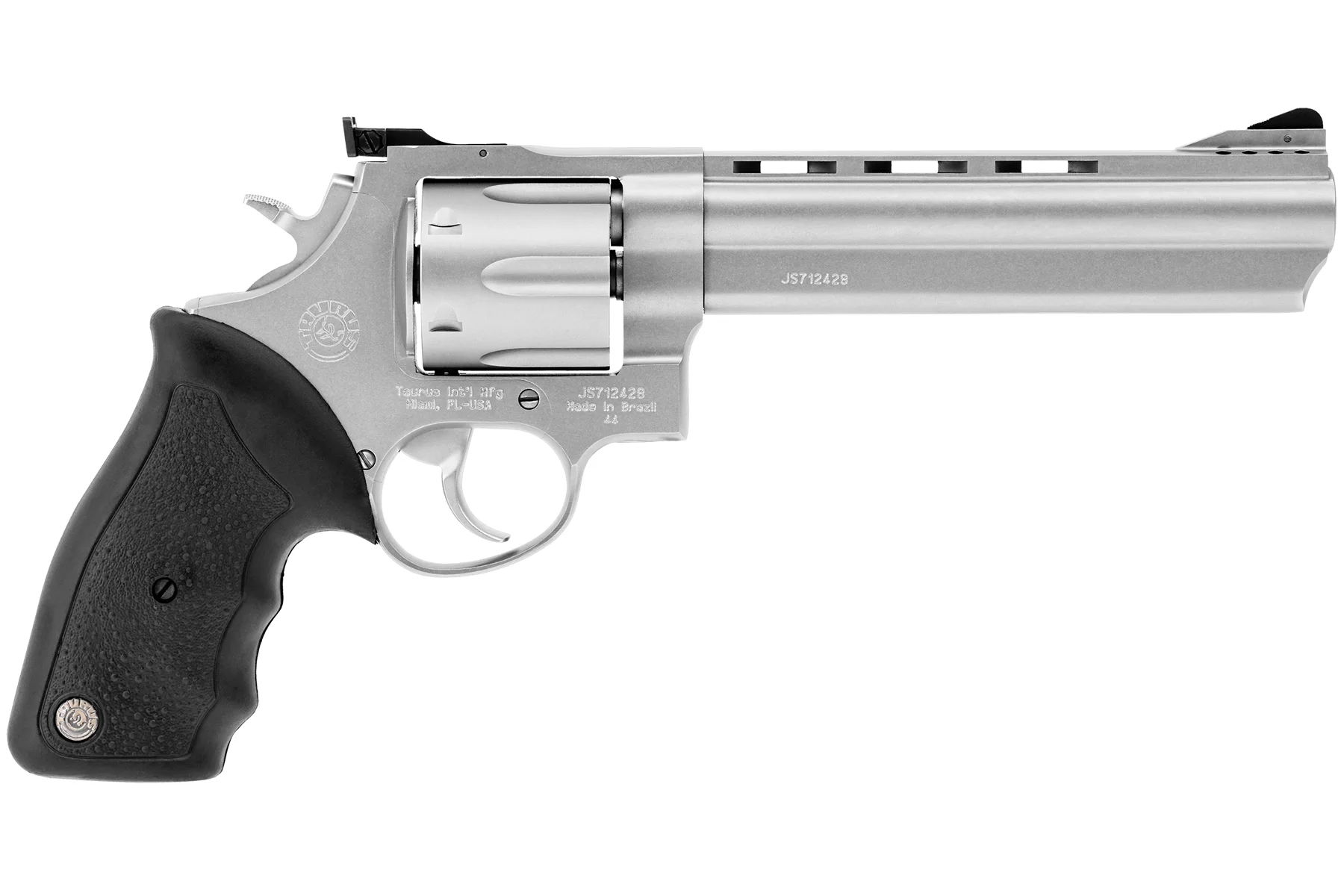 「TAURUS 44」、こちらはトーラス社の実銃の写真。狩猟用リボルバーで、ステンレス製。銃身先端にフラッシュハイダーを備え銃の跳ね上がりを抑えるなどの工夫がある
