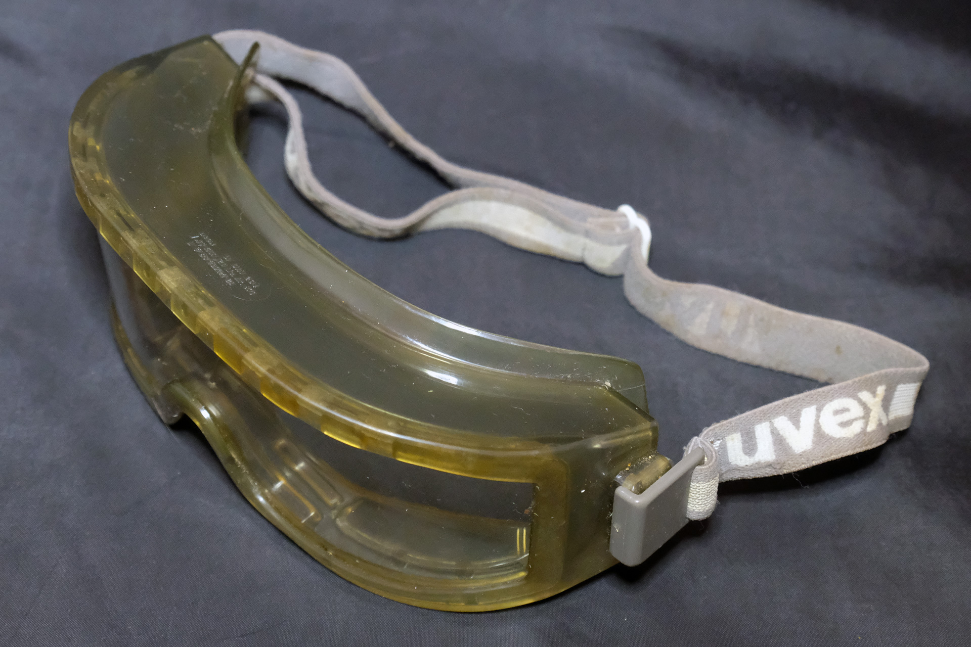 ペイントボールを使ったサバイバルゲームで使われているゴーグル。液体が眼に入り込まないように密閉されている