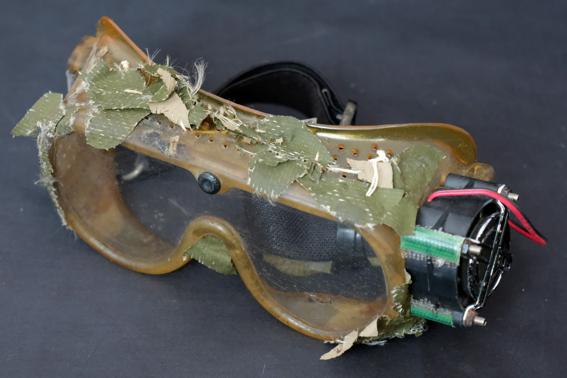 最初のサバイバルゲーム用ゴーグルの同型品。作業用の安全ゴーグルに強化レンズが付いている