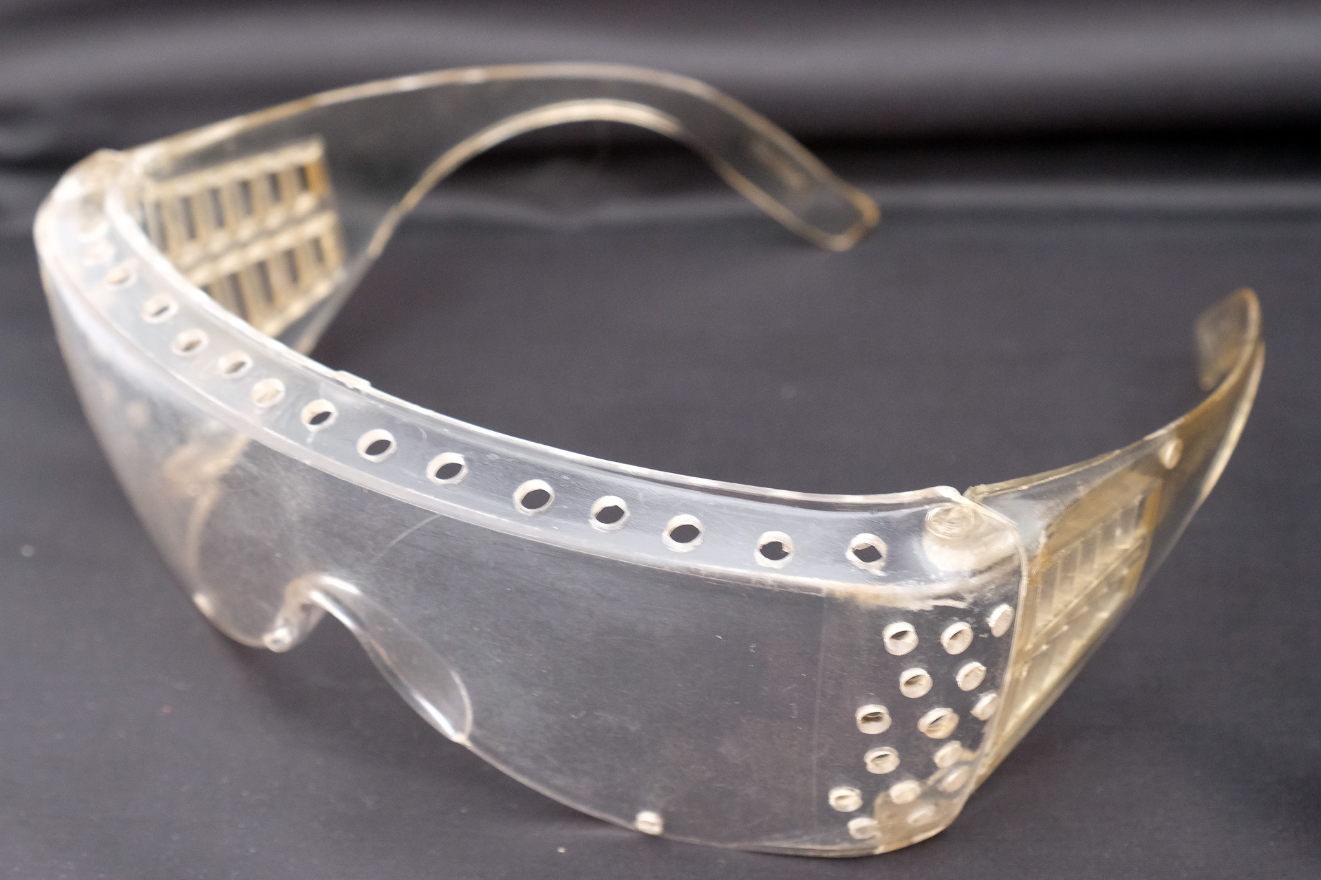 ハネウェル「NORTON」、価格1,800円、1992年頃購入。米ハネウェル社の安全メガネ「NORTON」。シューティンググラスタイプは1990年代に流行った