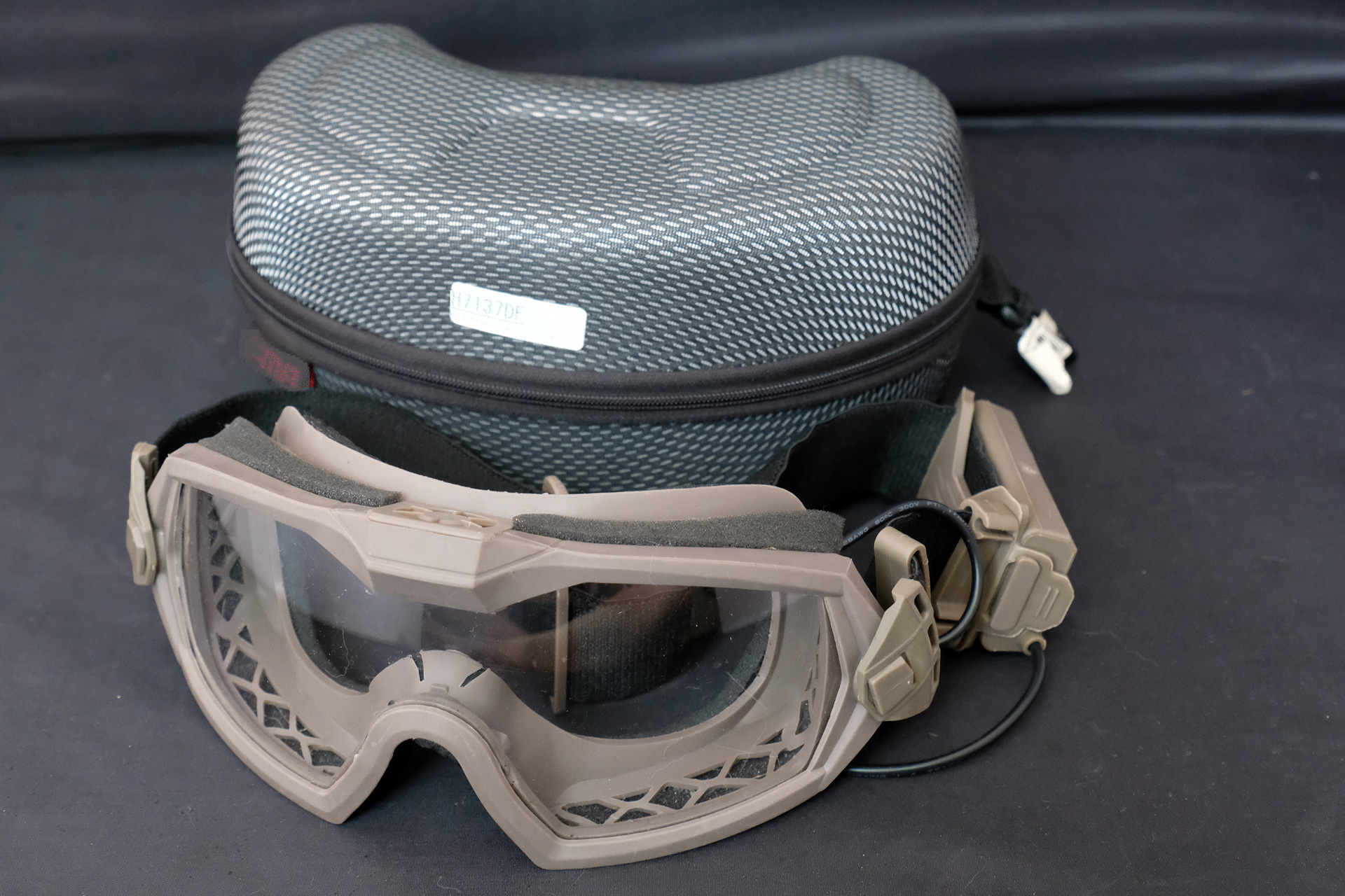FMA「タクティカルゴーグル ターボファン」、価格4,780円、2010年代に購入。ハードケース付きで3,000円ほどと安価だった